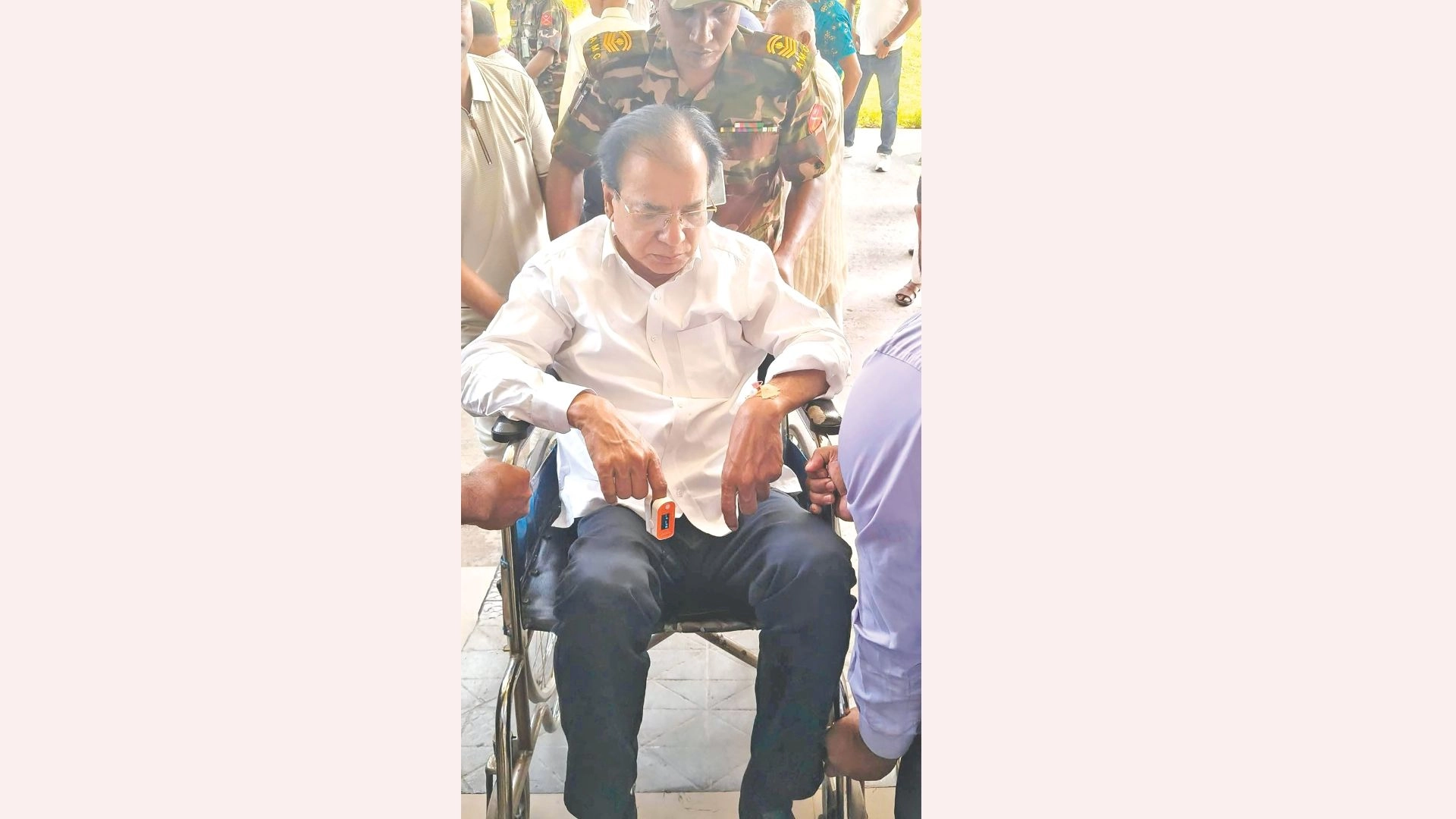 সৈয়দপুরে হঠাৎ অসুস্থ ত্রাণমন্ত্রী  এভারকেয়ার হাসপাতালে ভর্তি