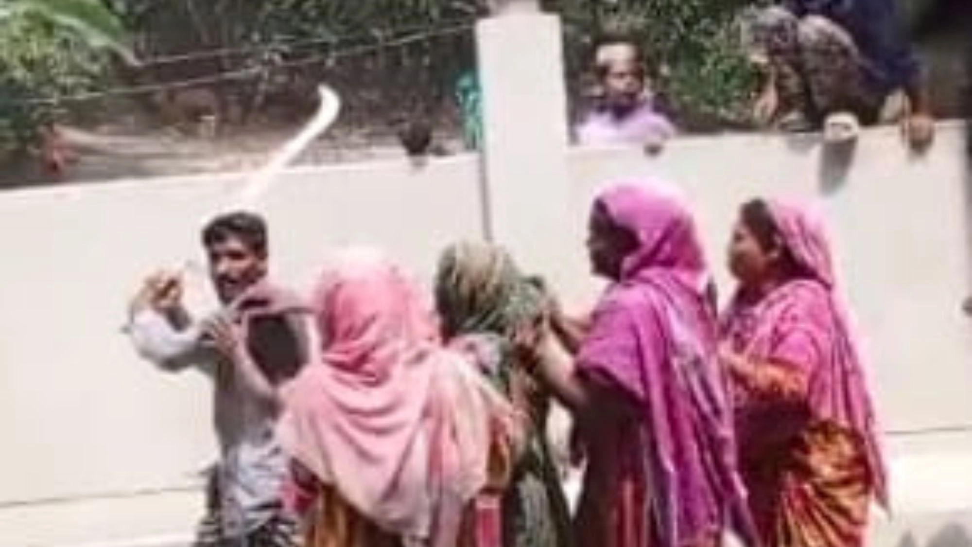 উল্লাপাড়ায় মসজিদ কমিটি নিয়ে সংঘর্ষ