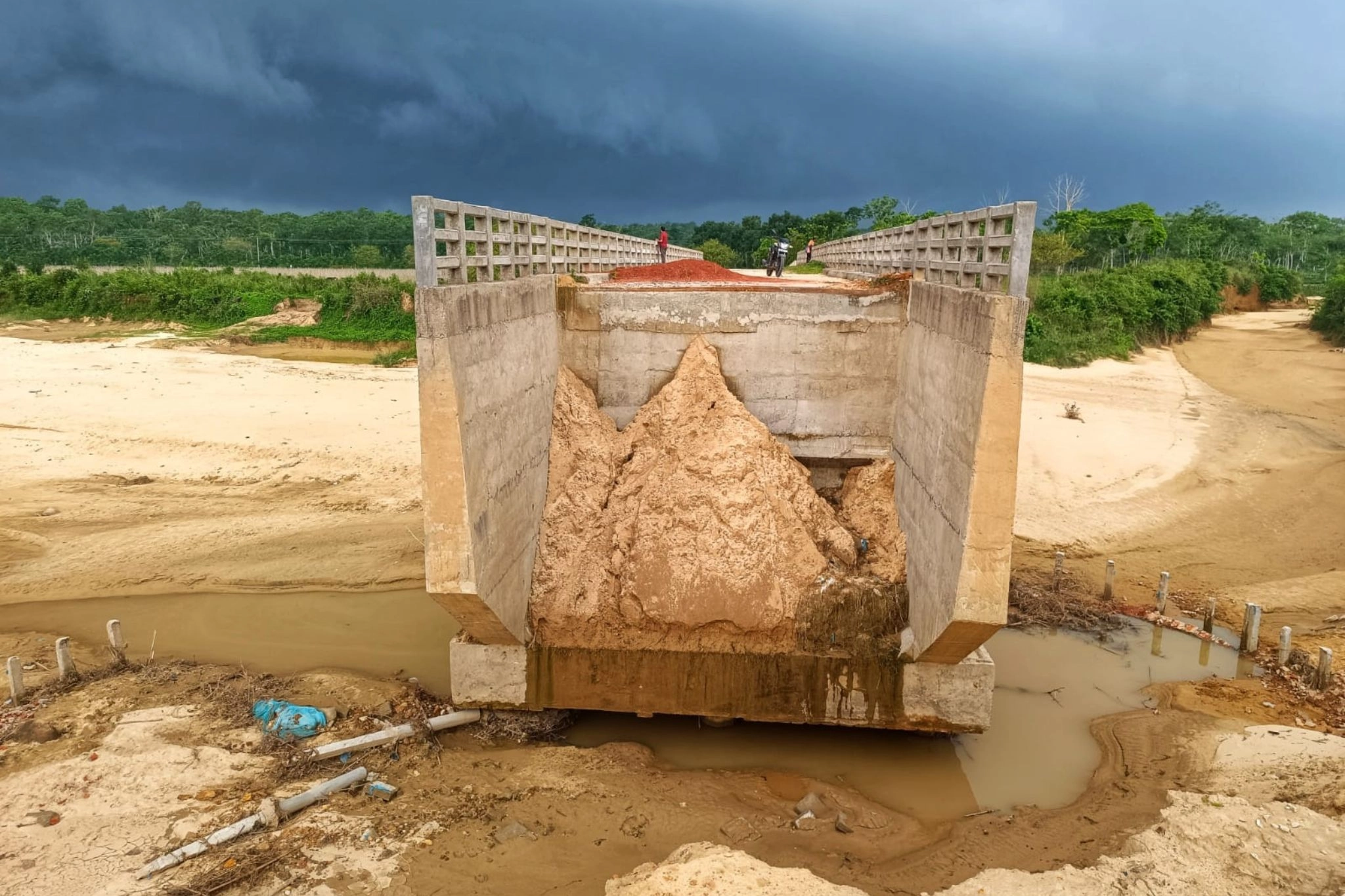 পাহাড়ি ঢলে লন্ডভন্ড সুরমা  চা বাগানের সেতু-সড়ক