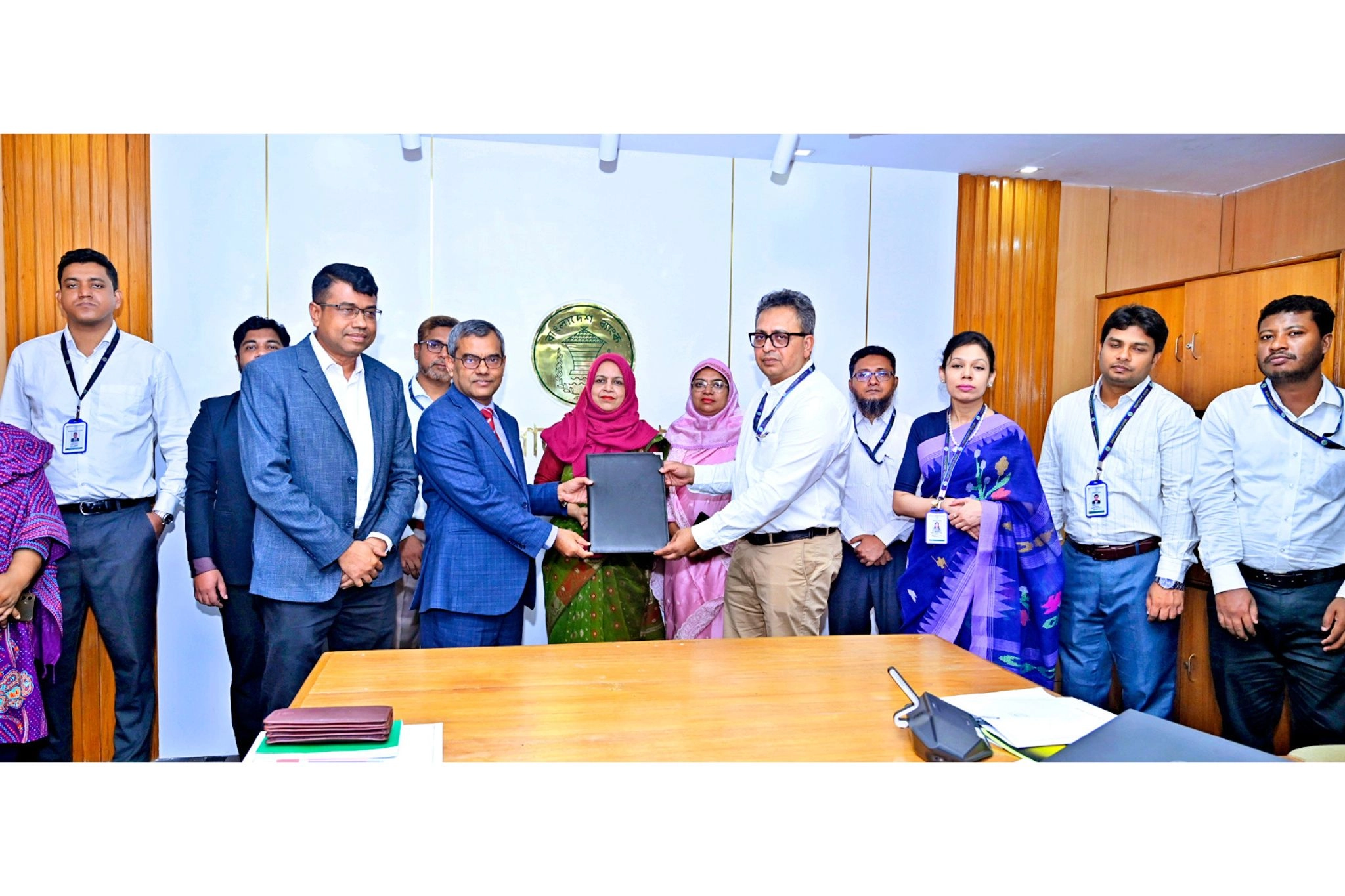 বাংলাদেশ ব্যাংক এবং শাহ্জালাল ইসলামী ব্যাংকে চুক্তি সই