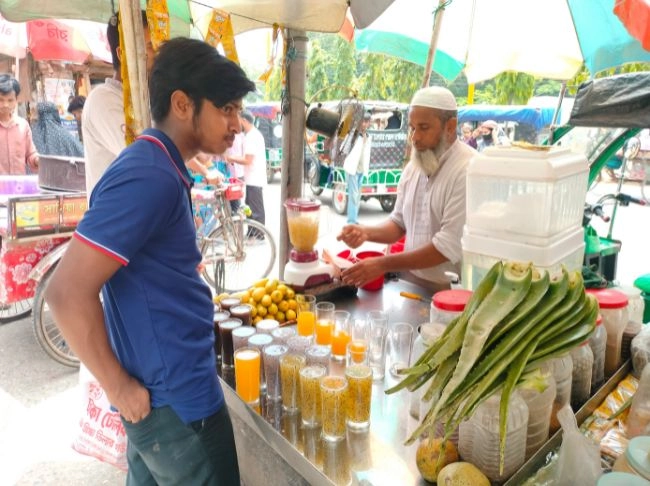 ভ্যাপসা গরমে বাড়ছে  লেবুর শরবতের চাহিদা