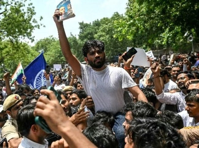 যন্তর-মন্তরে ‘তেলাপোকা’ ঝড়, শিক্ষামন্ত্রীর পদত্যাগ দাবি