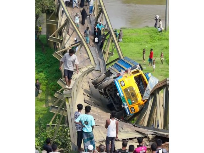 বেইলি সেতু ধসে যোগাযোগ বিচ্ছিন্ন