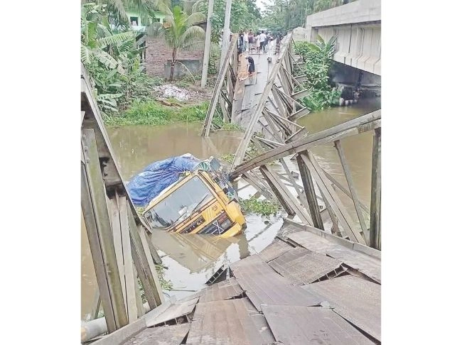 ব্রিজ ভেঙে ট্রাক খালে