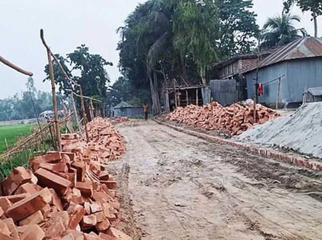 প্রধানমন্ত্রীর সফর শেষে ইট তুলে নিলেন ঠিকাদার