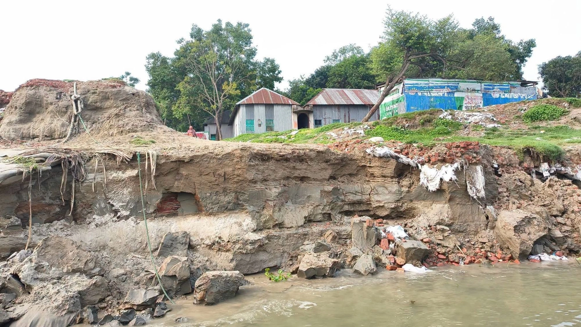 ভাঙন আতঙ্কে নদীপাড়ের মানুষ