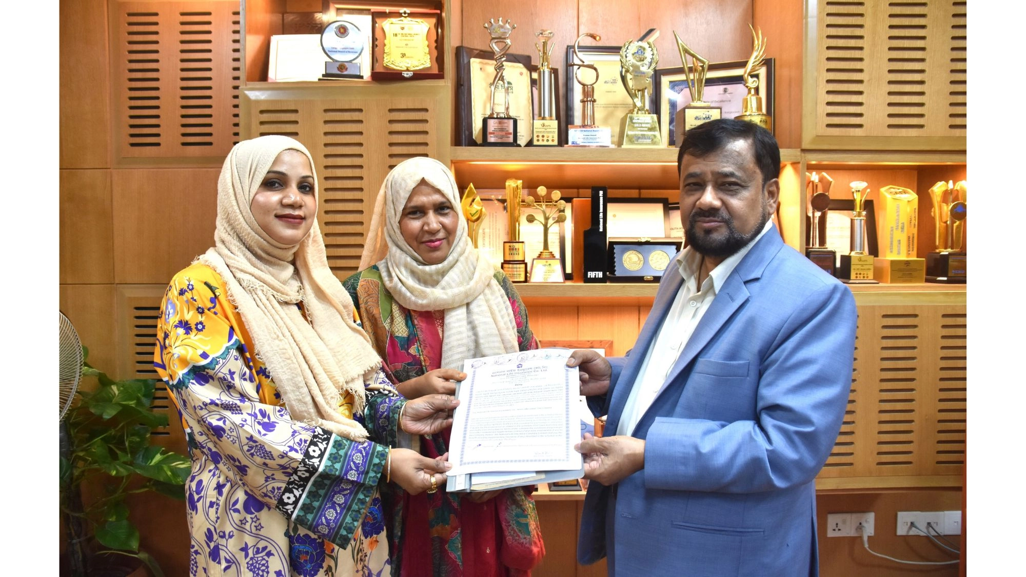গ্রামীণফোন কর্মকর্তার ন্যাশনাল লাইফের ১০ লাখ টাকার বিমা পলিসি গ্রহণ