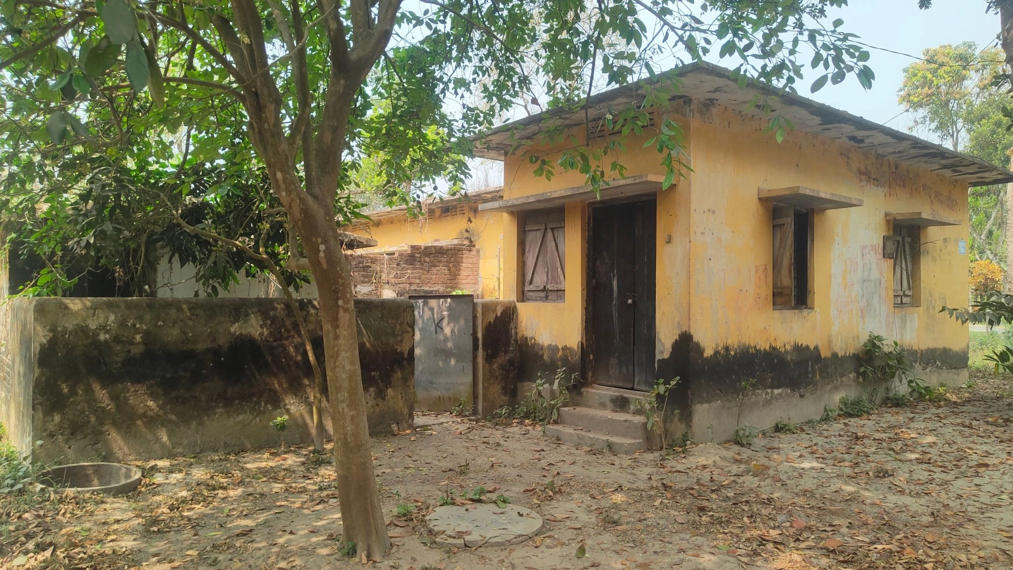 সবুজ সেবালয় এখন  ধূলিময় কঙ্কাল