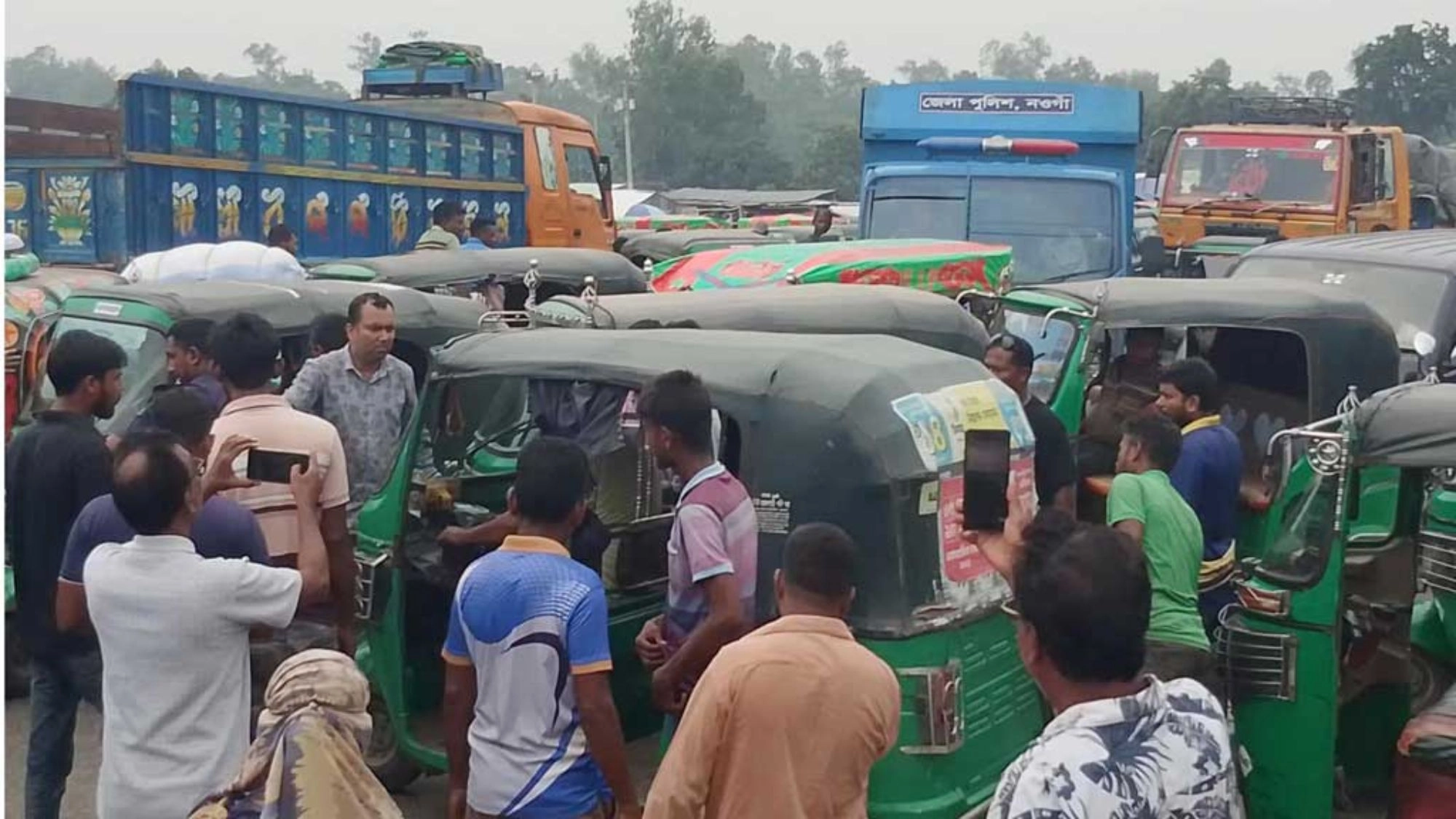 অটোরিকশা মালিক সমিতির নেতাকে মারধর, মহাসড়ক অবরোধ