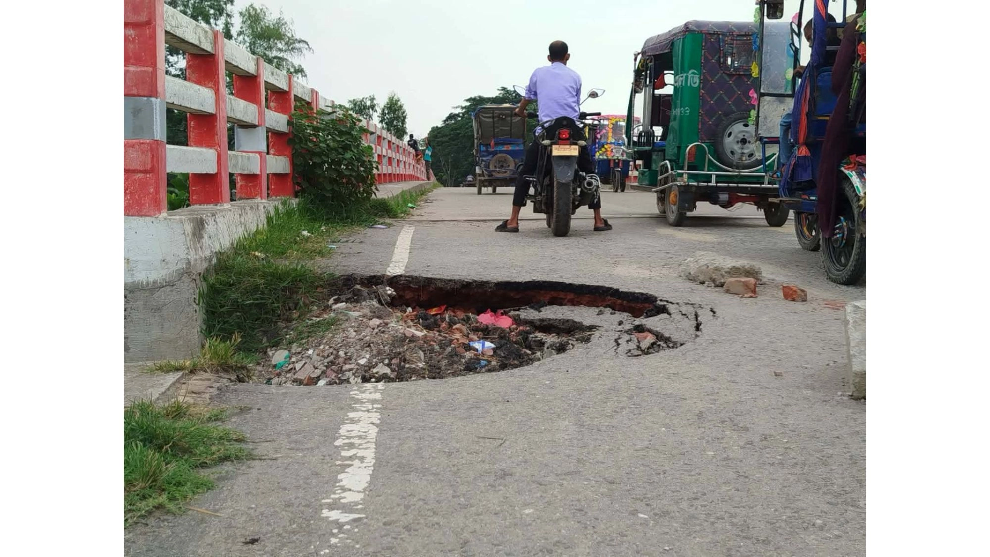 তিন বছরেই ৫ কোটির  সেতু যেন মরণফাঁদ