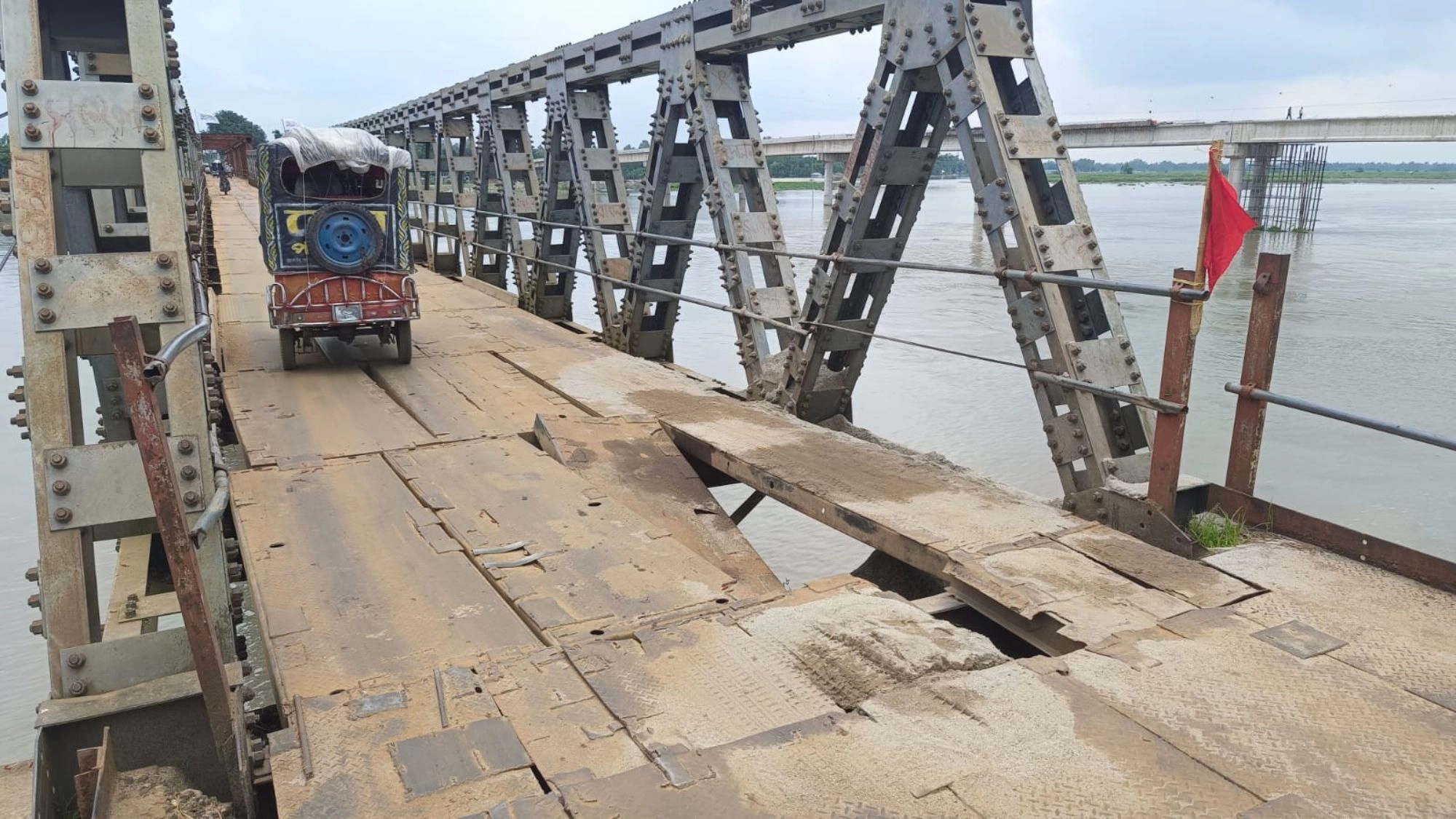 সেতুর পাটাতন ভেঙে  যান চলাচল বন্ধ