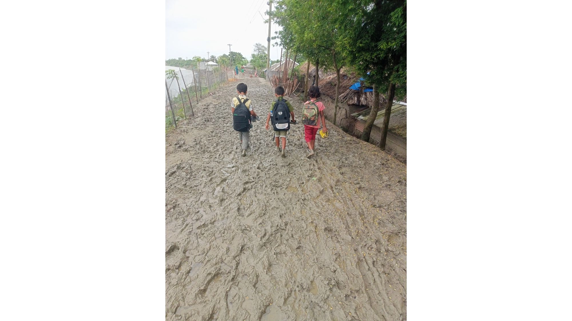কাদা-পানিতে স্থবির সাতক্ষীরার জনজীবন