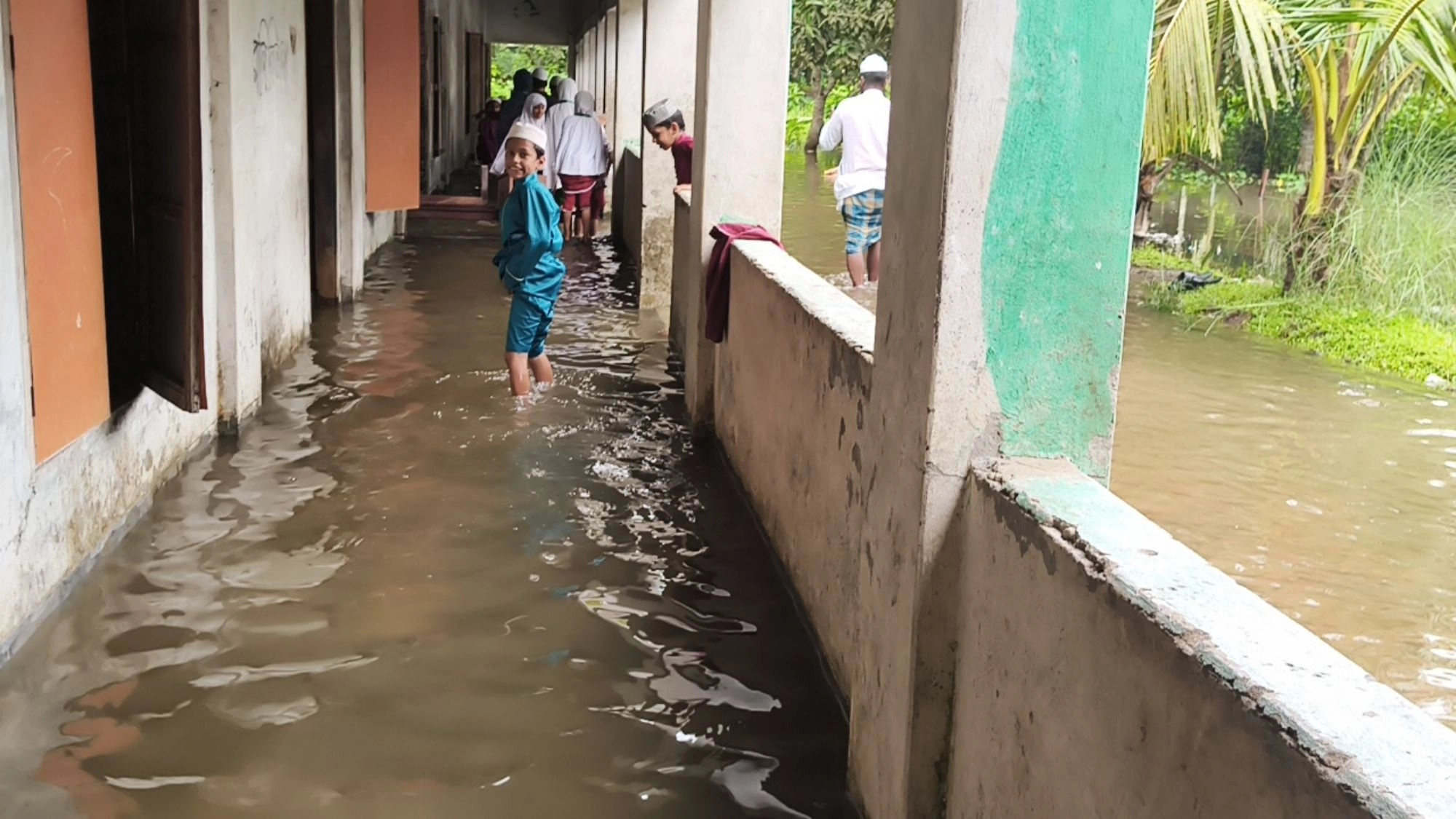 শ্রেণিকক্ষে হাঁটুপানি  বন্ধ পাঠদান