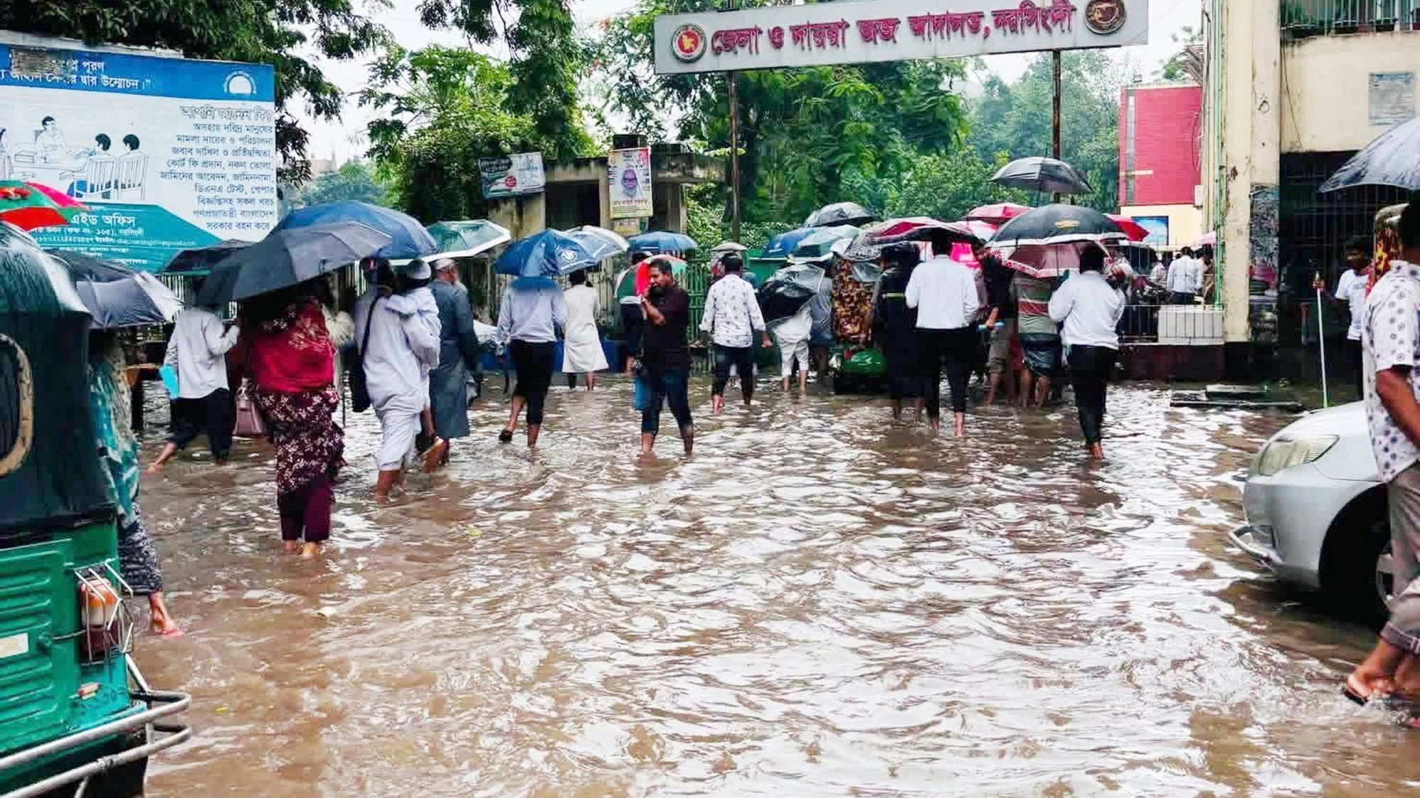 টানা বর্ষণে বিপর্যস্ত নরসিংদী  জলাবদ্ধতায় স্থবির জনজীবন