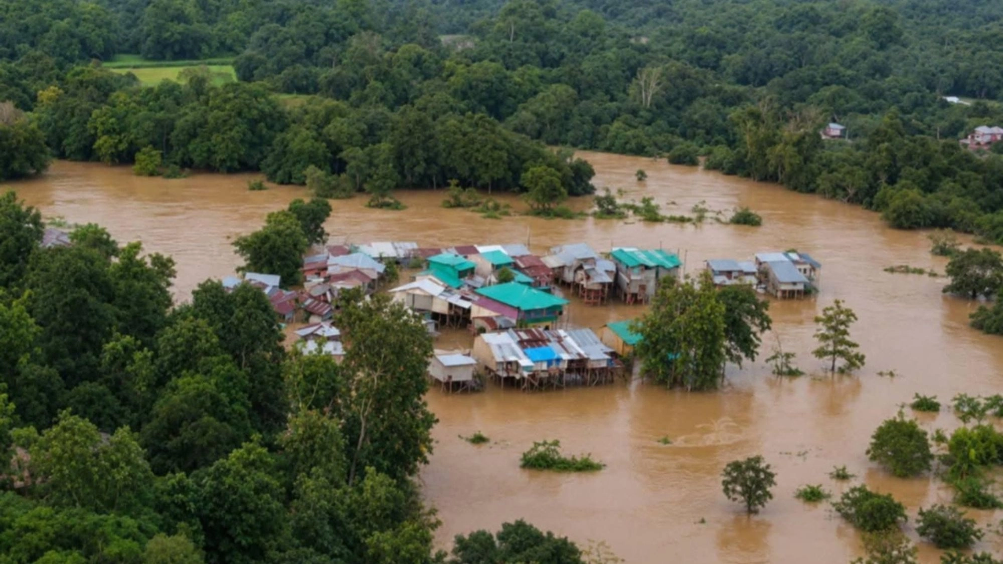 বন্যার ৮ দিন পরও মেলেনি পর্যাপ্ত ত্রাণ