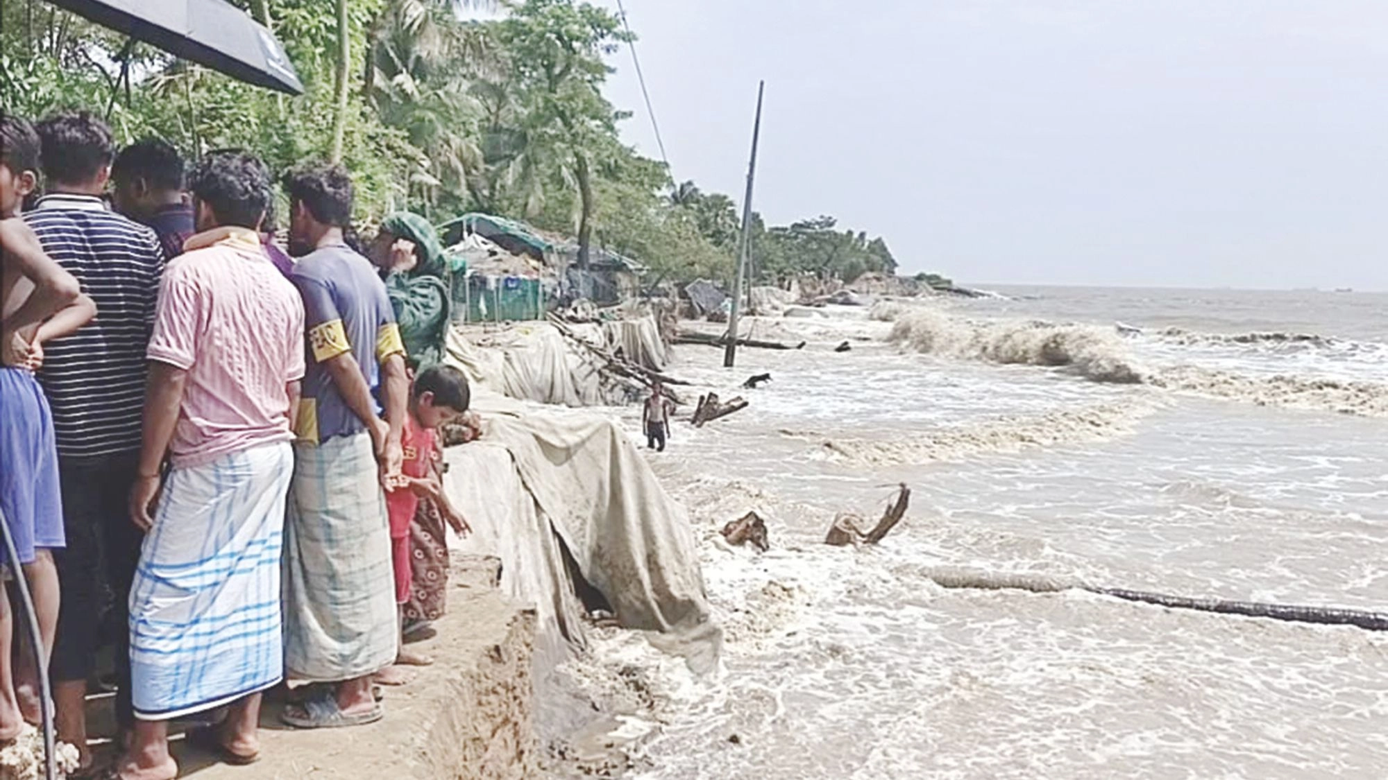 জোয়ারের পানিতে বিলীন  হচ্ছে বসতভিটা