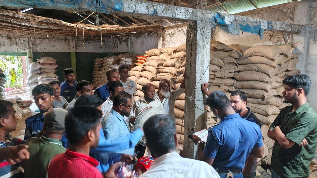 গোডাউন থেকে ১৬ টন  সরকারি চাল জব্দ