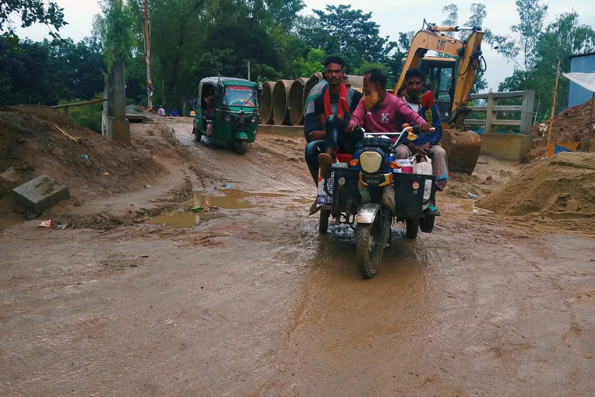 তিন বছরেও শেষ  হয়নি সেতুর কাজ
