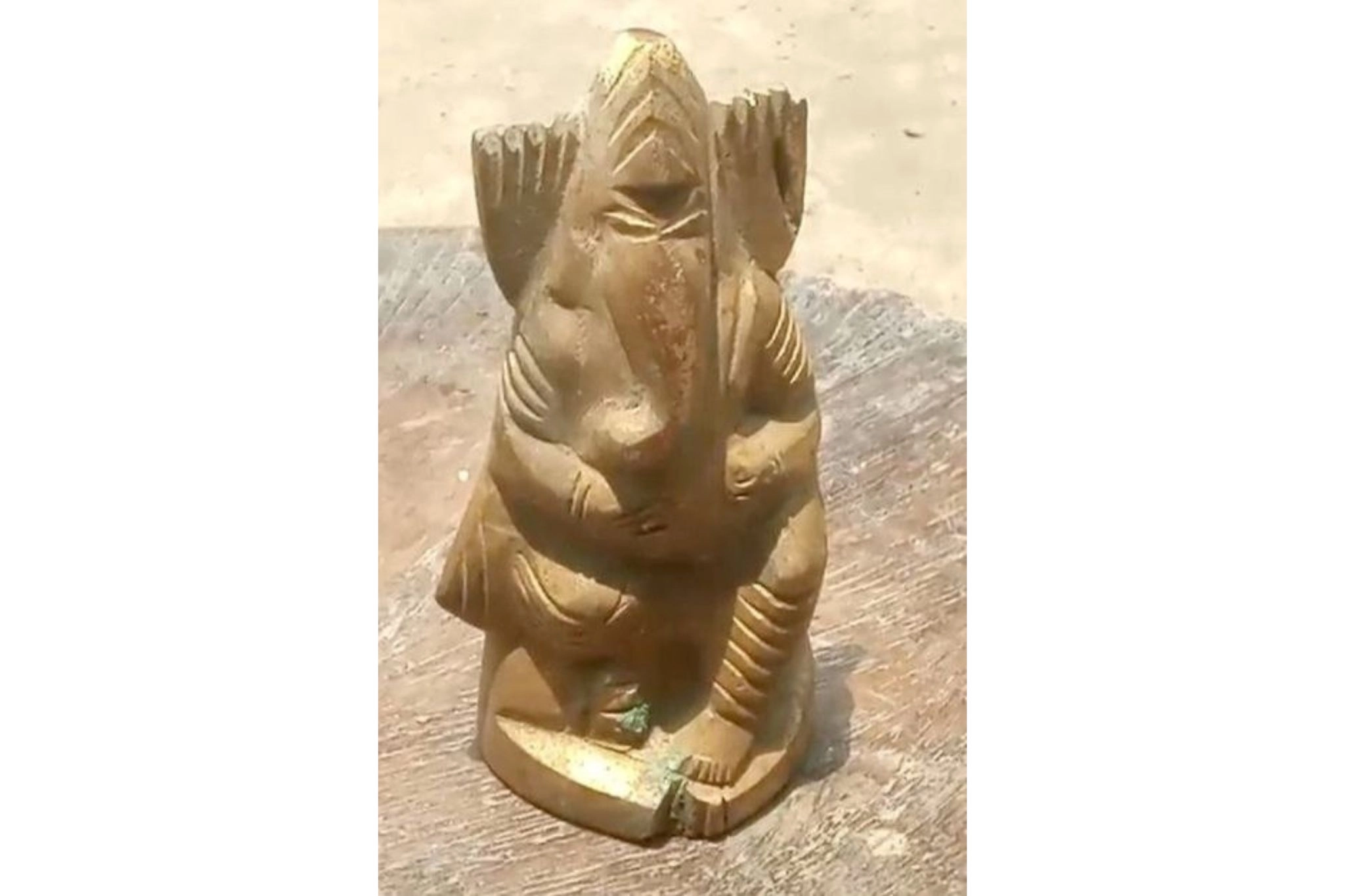 মাটির নিচ থেকে ধাতব  গণেশ মূর্তি উদ্ধার