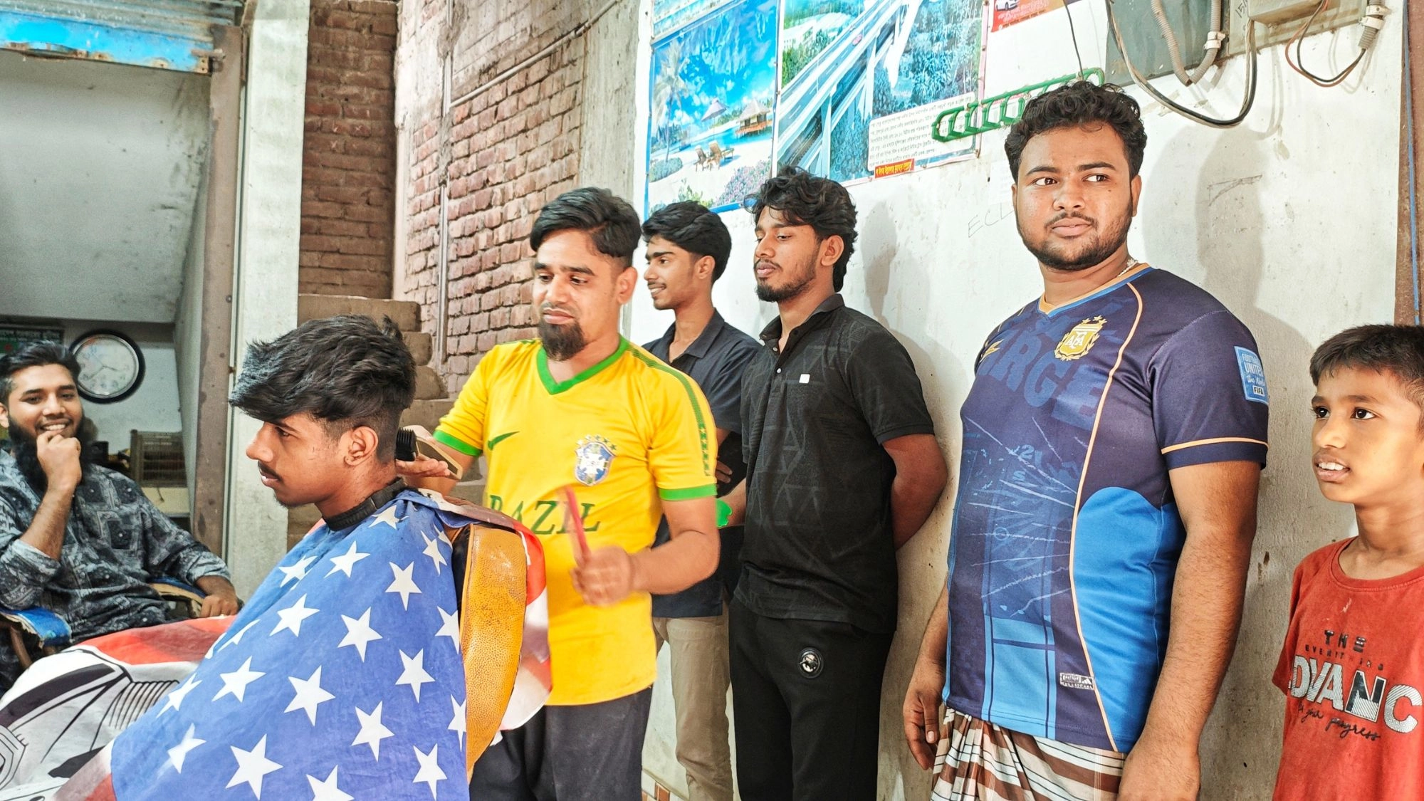 পছন্দের খেলোয়াড়ের স্টাইলে চুল-দাড়ি কাটতে সেলুনে ভিড়