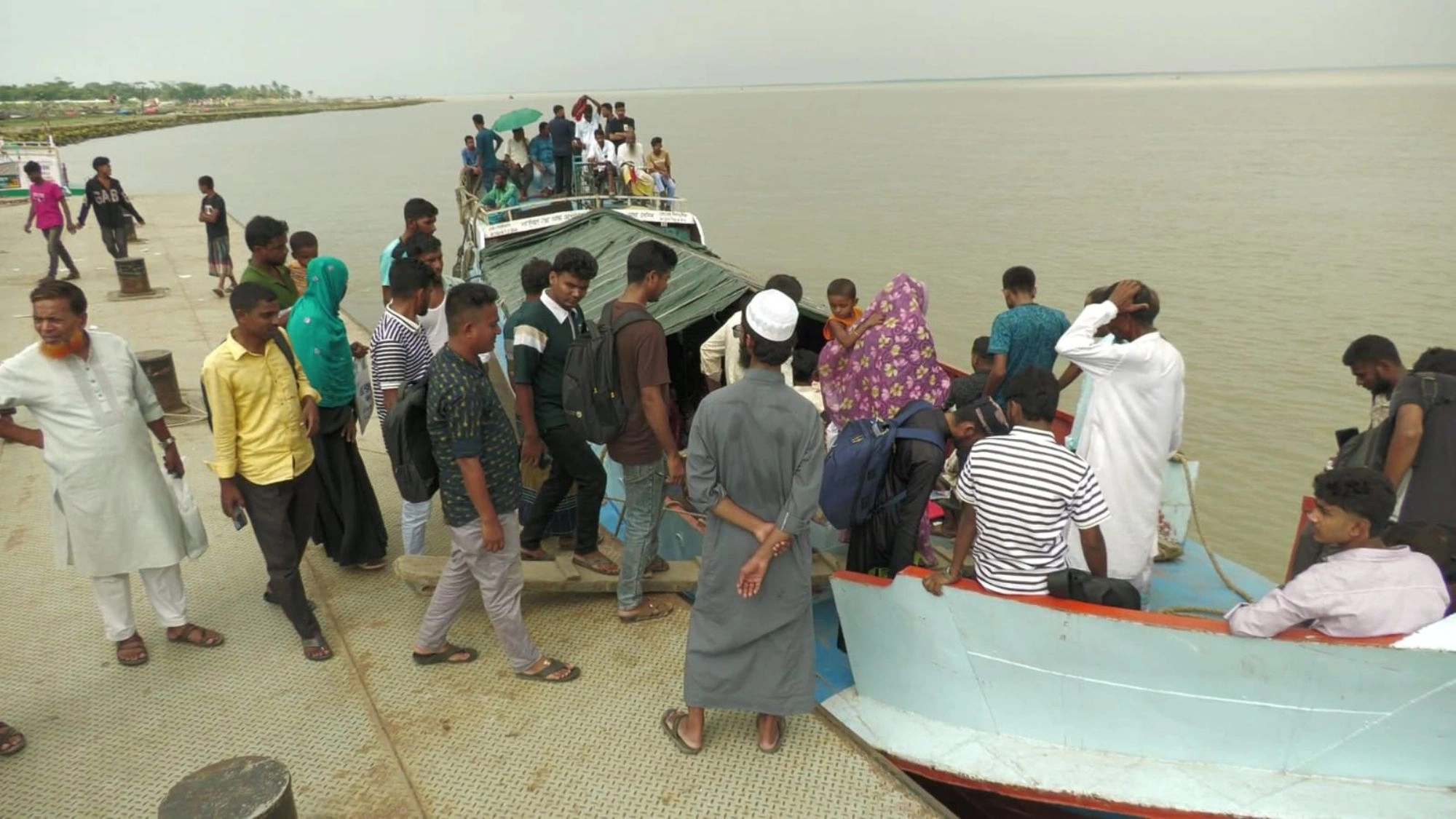 উত্তাল মেঘনায় চরম দুর্ভোগ