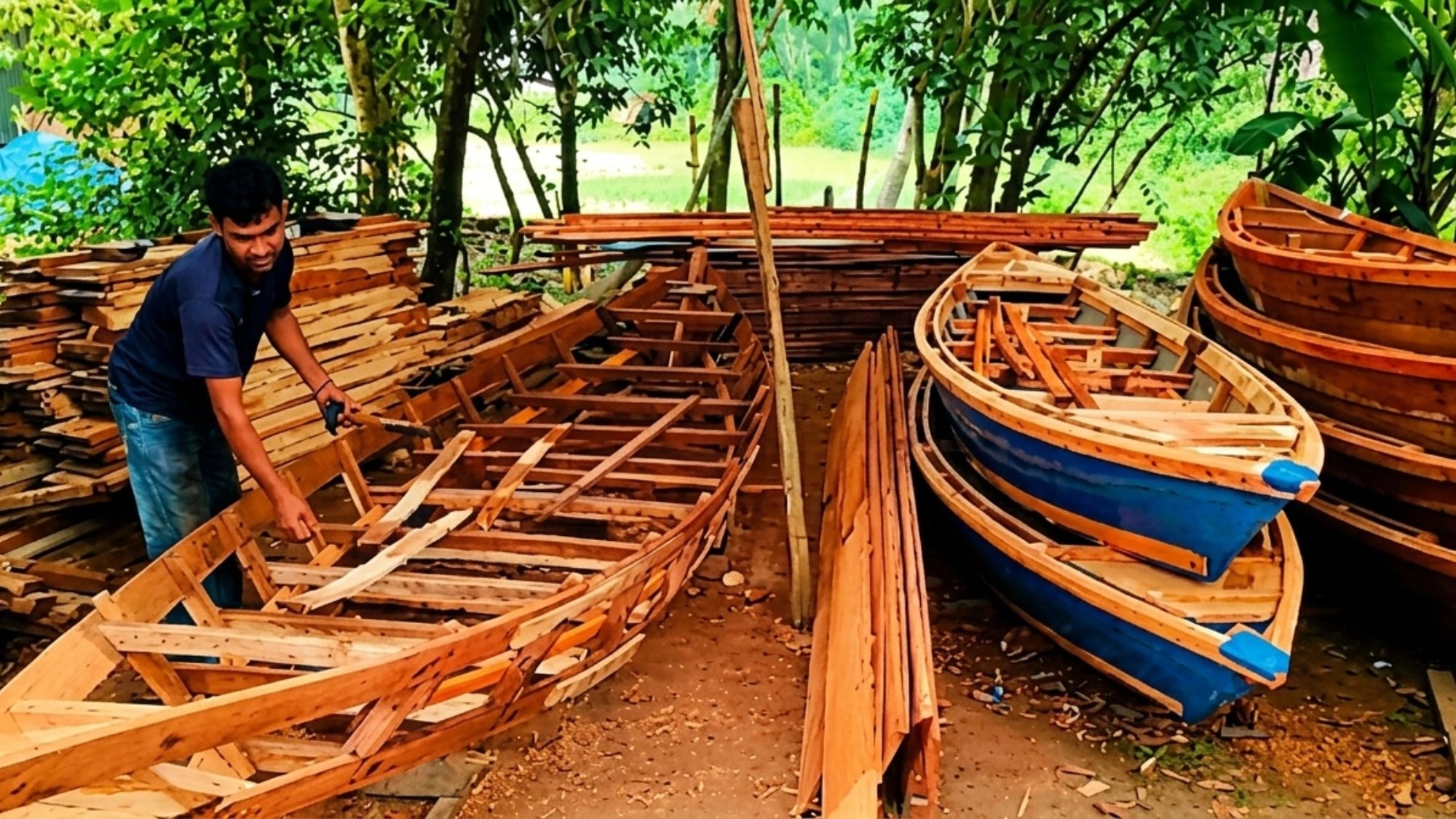 বর্ষার আগমনে তাড়াশে  নৌকা তৈরির ধুম