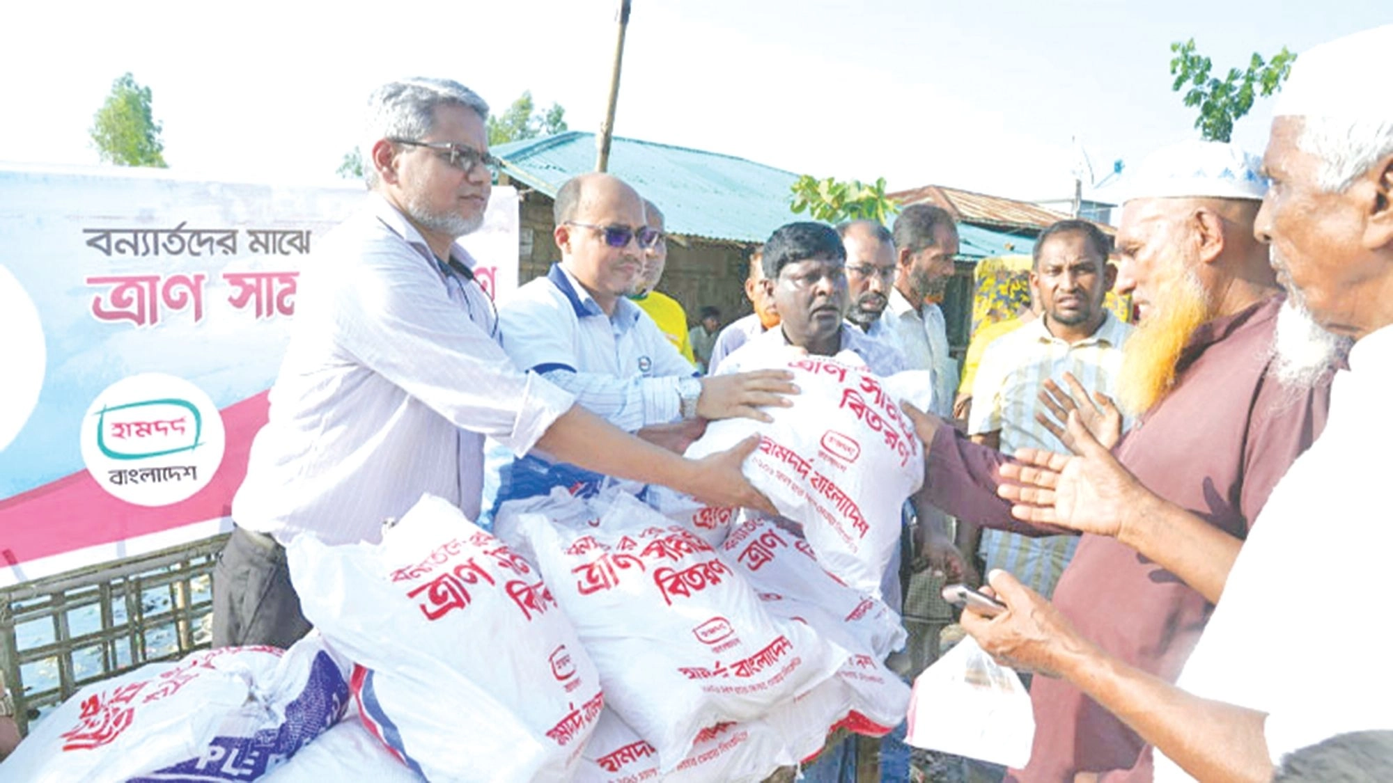 বন্যাদুর্গত মানুষের পাশে হামদর্দ, কক্সবাজারে ত্রাণ ও বিনা মূল্যে চিকিৎসাসেবা