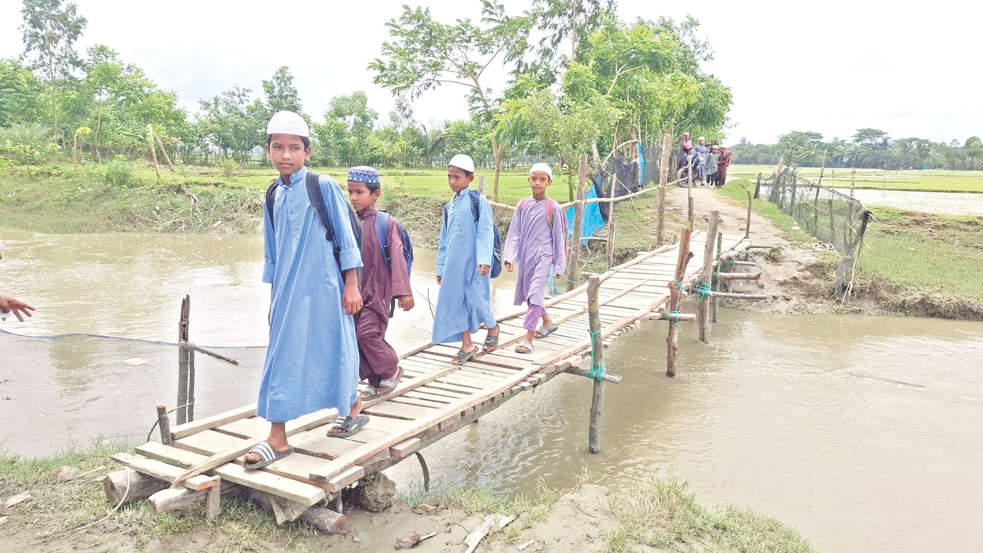 সেতুর অভাবে থমকে জনজীবন