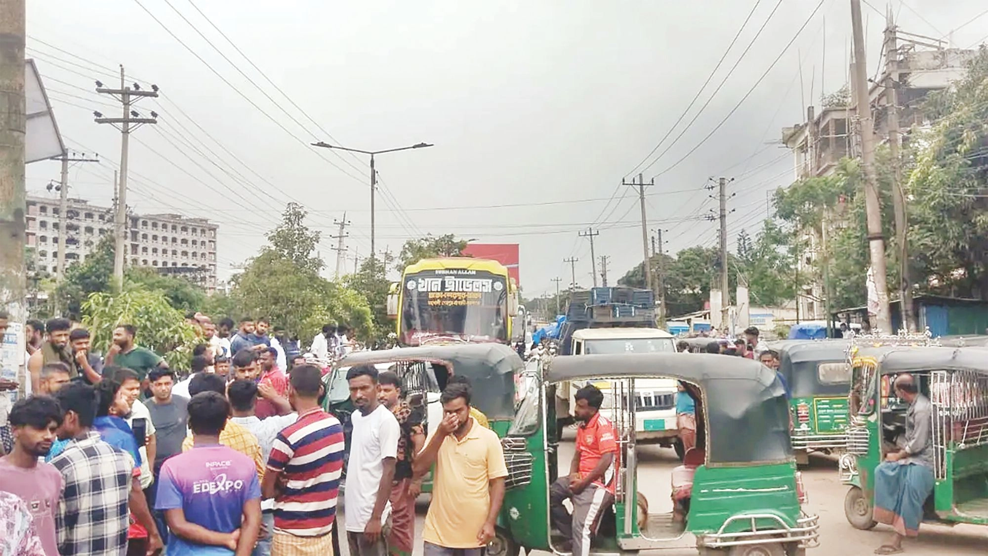 অটোরিকশা চালকদের  সড়ক অবরোধ, দীর্ঘ যানজট