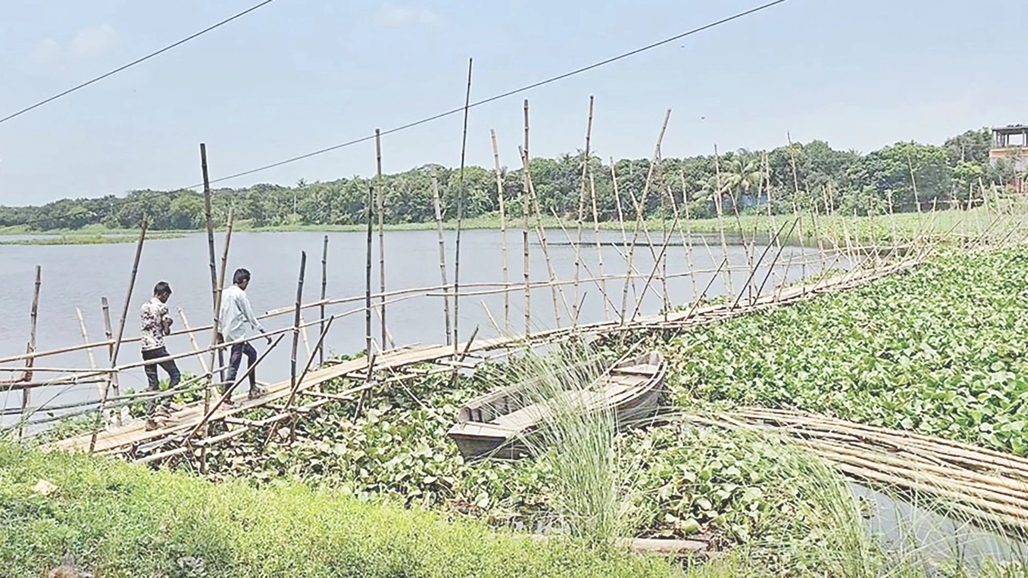 বাঁশের সাঁকোয় ঝুঁকি  নিয়ে পারাপার