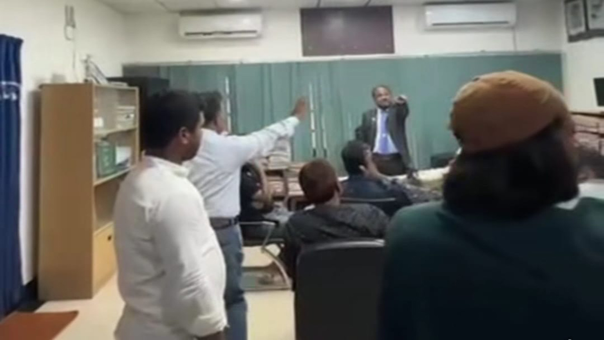 রাবি‍‍`র রেজিস্ট্রারের সাথে রাকসুর জিএস‍‍`র উত্তপ্ত বাক্য বিনিময়।       ছবি- রূপালী বাংলাদেশ