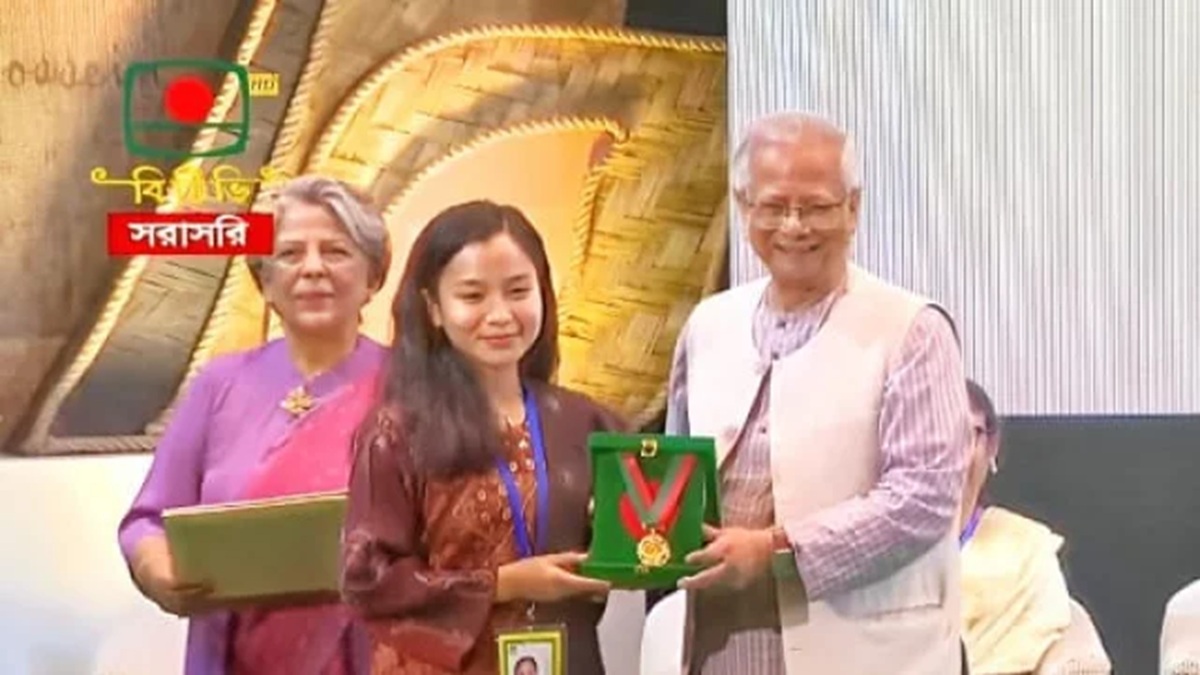 প্রধান উপদেষ্টা অধ্যাপক মুহাম্মদ ইউনূসের হাত থেকে পদক গ্রহণ করেন ঋতুপর্ণা চাকমা। ছবি- বিটিভি