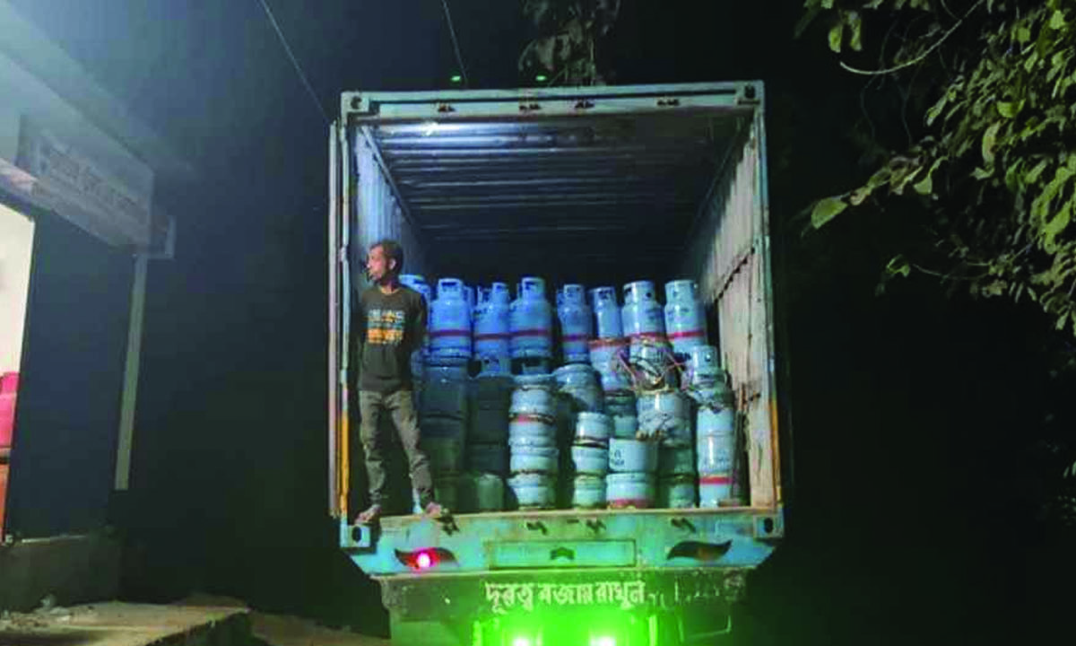 খালি এলপি গ্যাসের সিলিন্ডার উদ্ধার। ছবি : সংগৃহীত