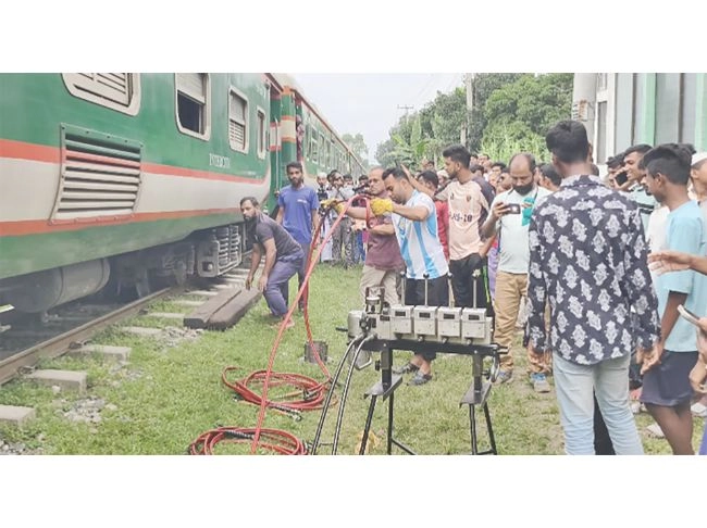লাইনচ্যুত ট্রেন উদ্ধারে গিয়ে  রিলিফ ট্রেনও লাইনচ্যুত