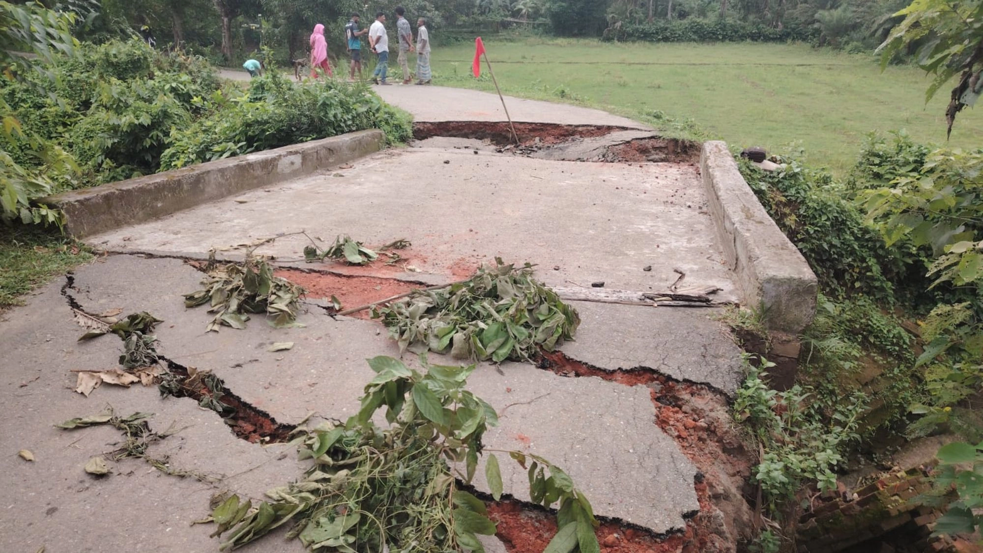 সেতু দেবে গিয়ে  বন্ধ যোগাযোগ