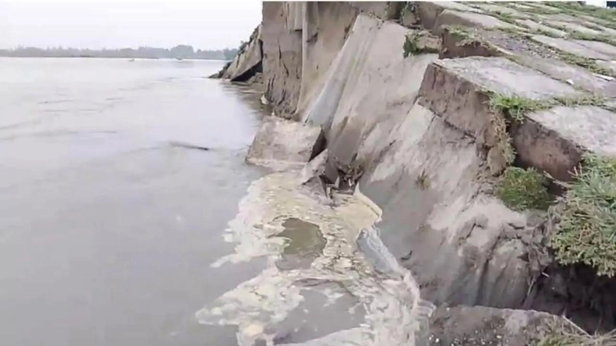তিস্তা সেতু রক্ষা বাঁধে  ভয়াবহ ভাঙন