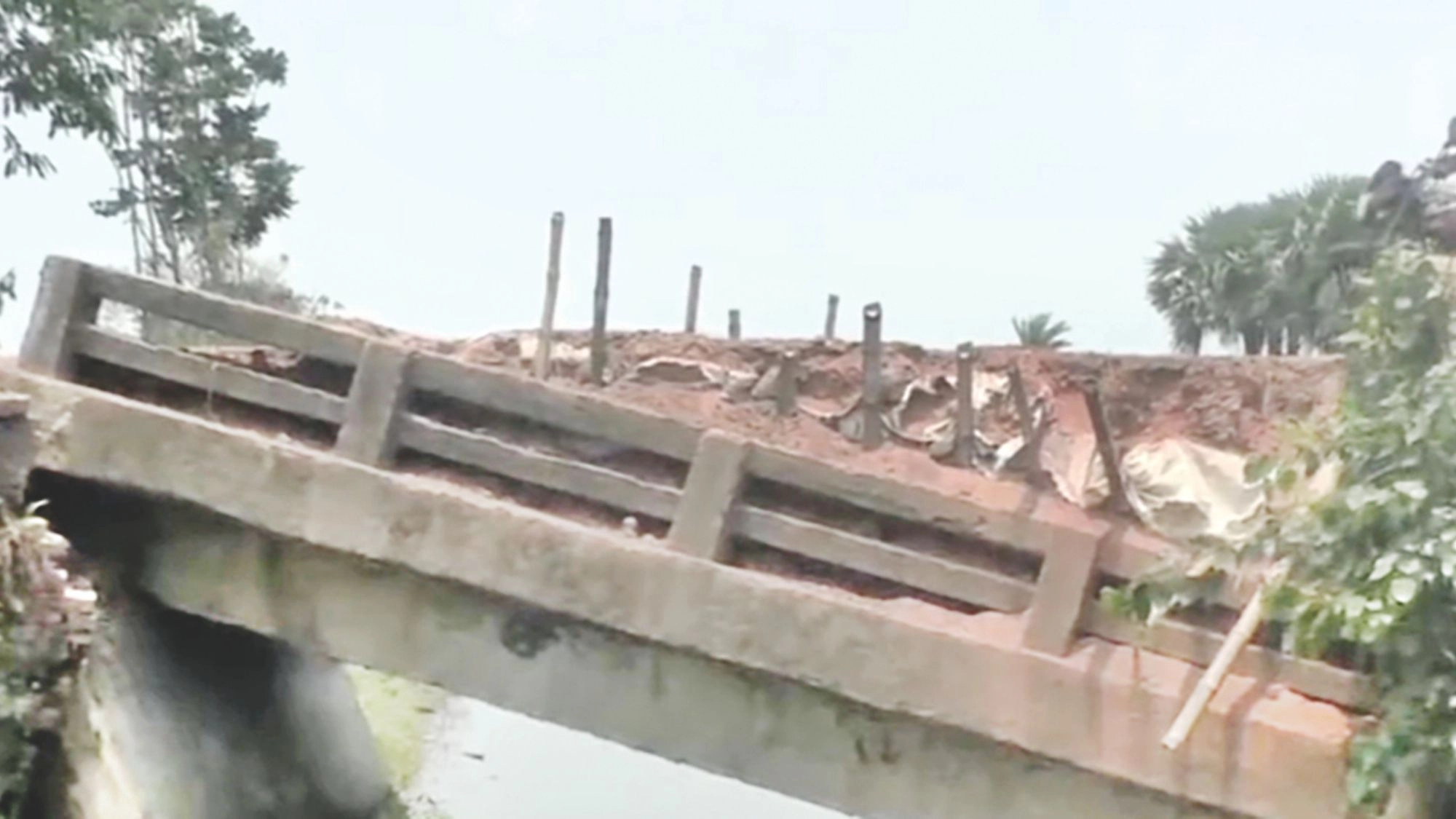 সংস্কারহীন ব্রিজে ঝুঁকি নিয়ে চলাচল