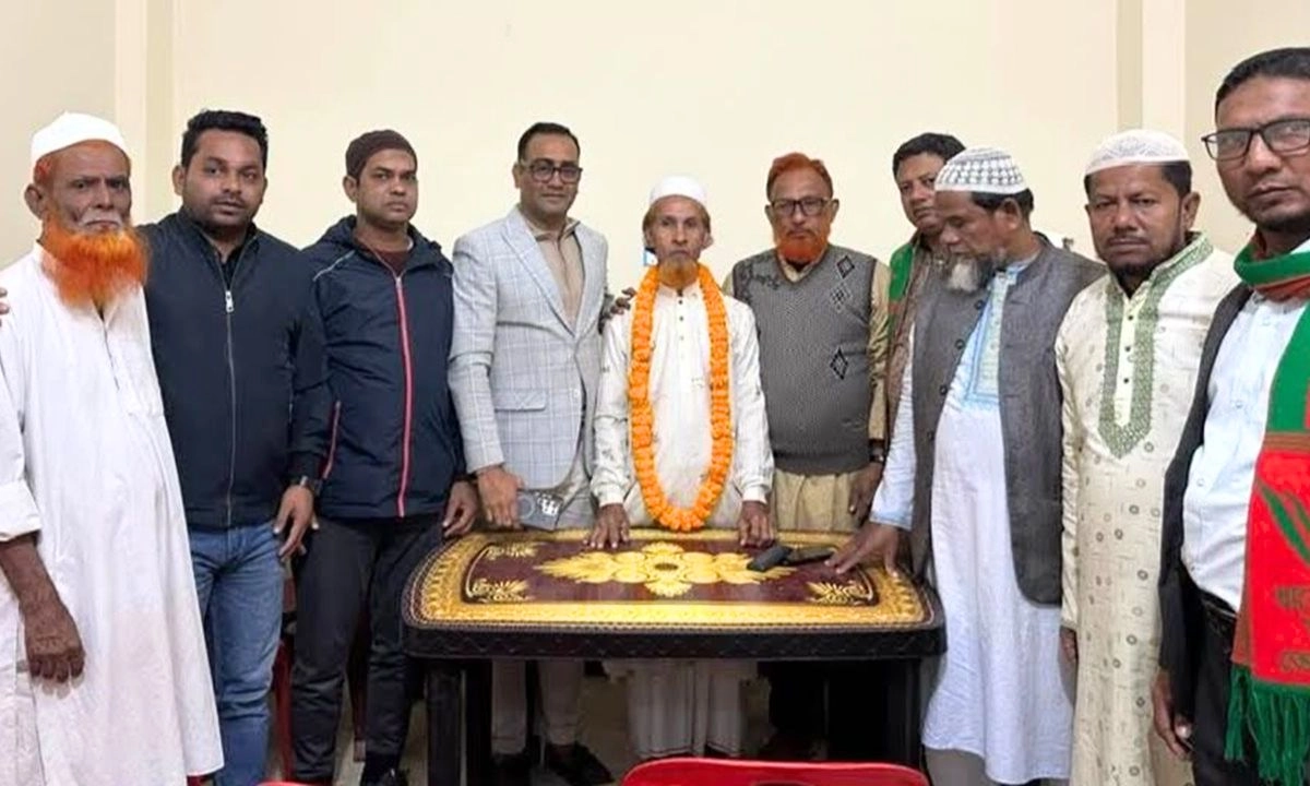 ফুলের মালা দিয়ে বরণ করে নেন বিএনপির নেতাকর্মীরা। ছবি : সংগৃহীত