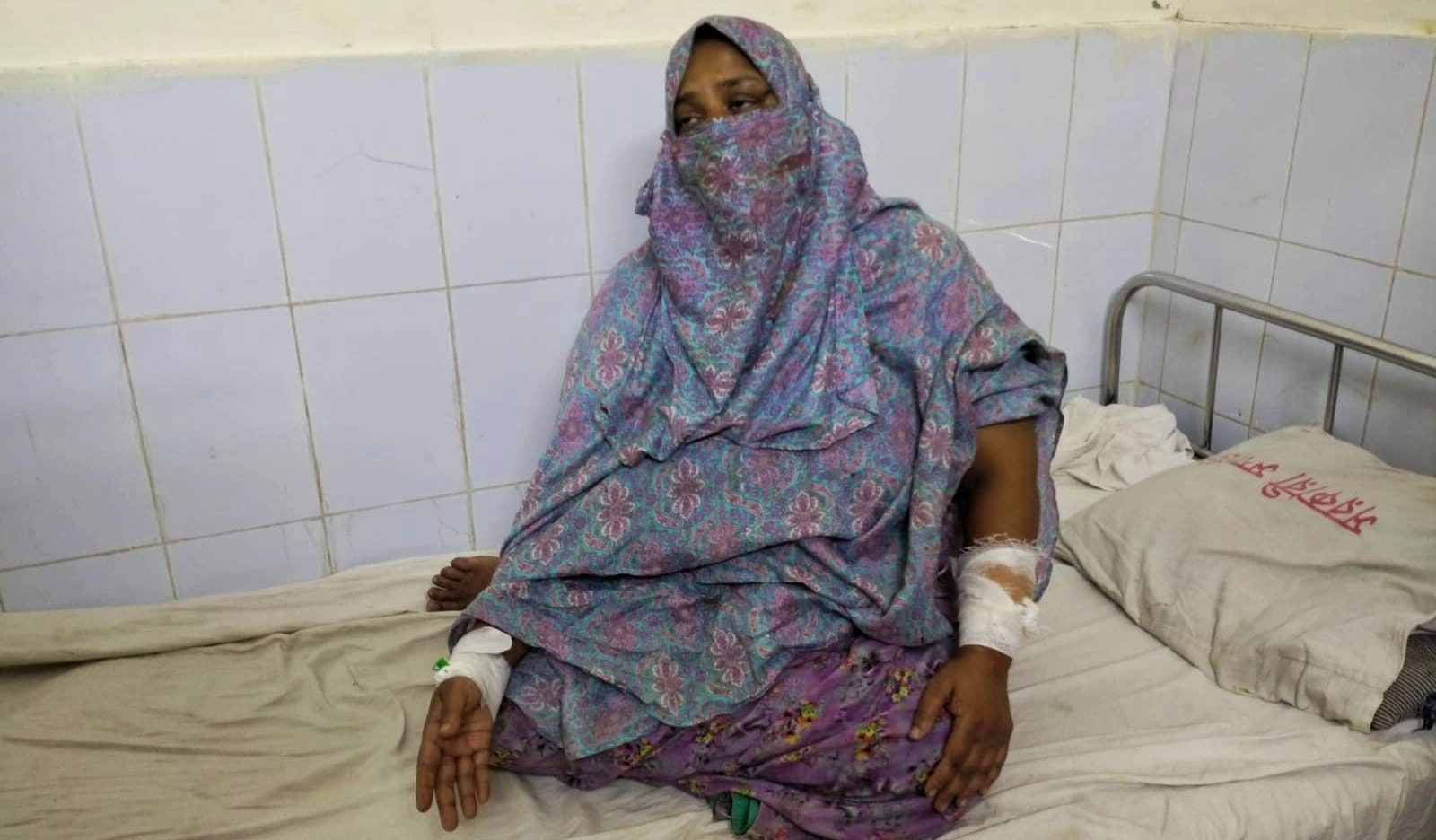 হাসপাতালে চিকিৎসাধীন আহত নারী  কোহিনুর বেগম