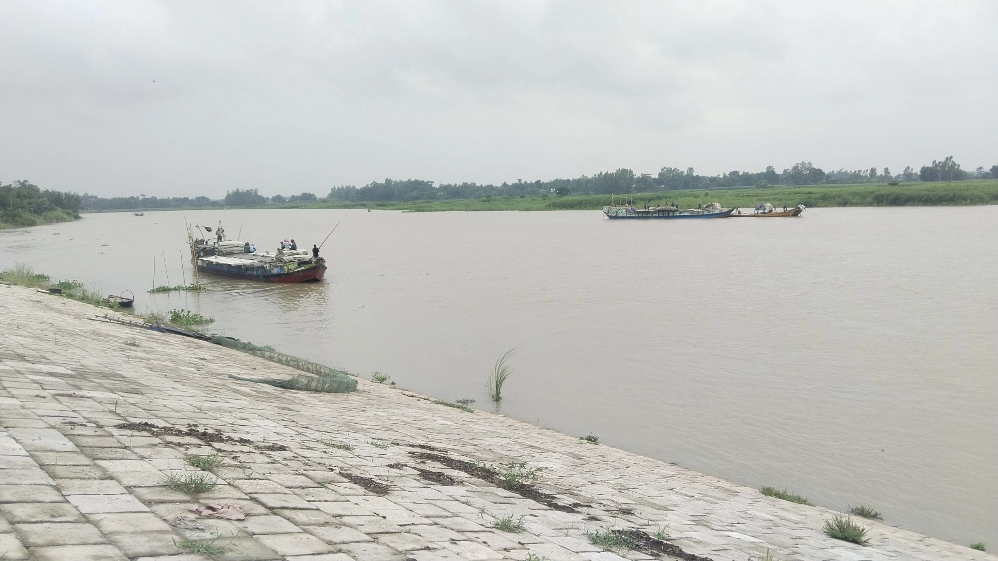 ভাঙনের ১০০ মিটার  দূরে বালু উত্তোলন
