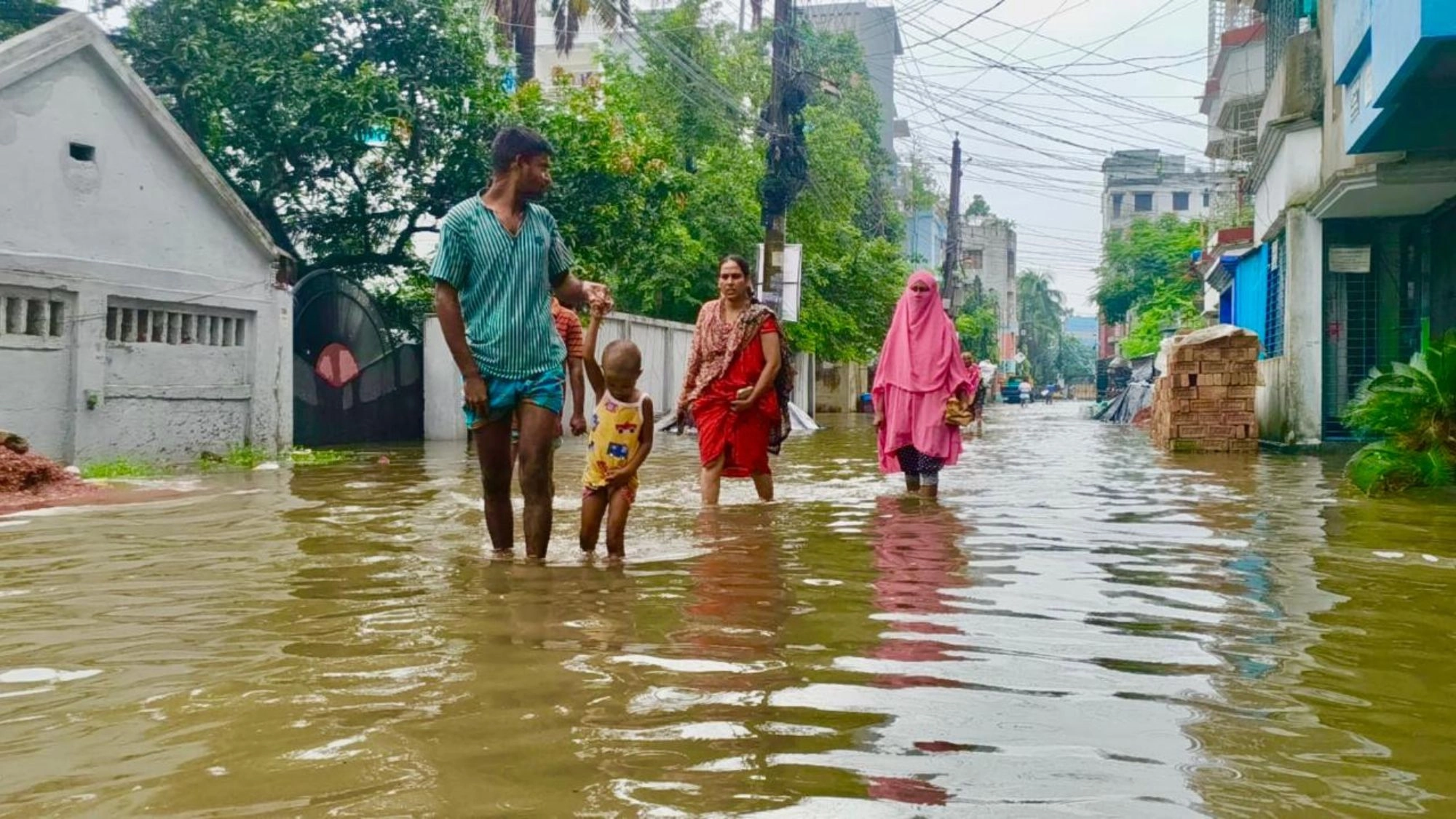সামান্য বৃষ্টিতেই জলমগ্ন যশোর