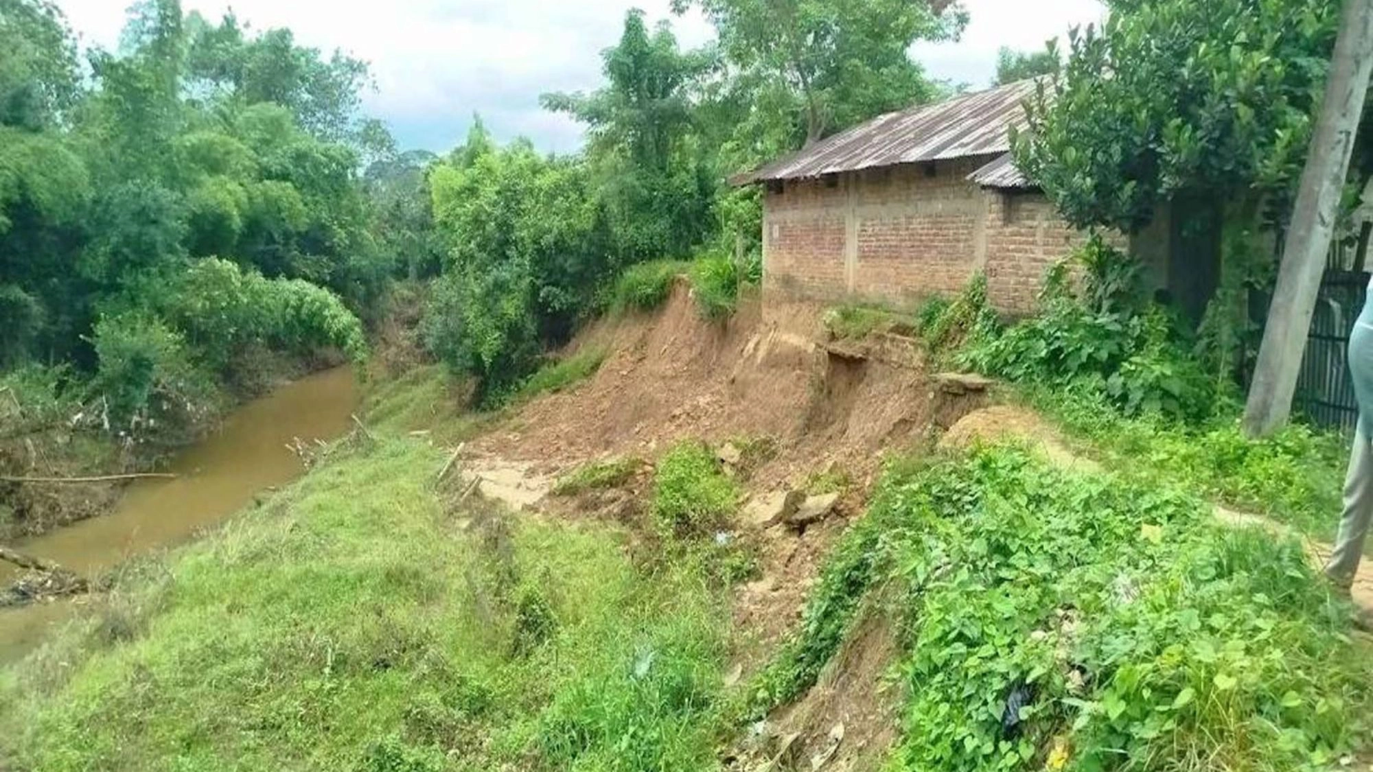 খালের ভাঙনে হুমকিতে সুখছড়িকুল সড়ক, টেকসই সংস্কারের দাবি