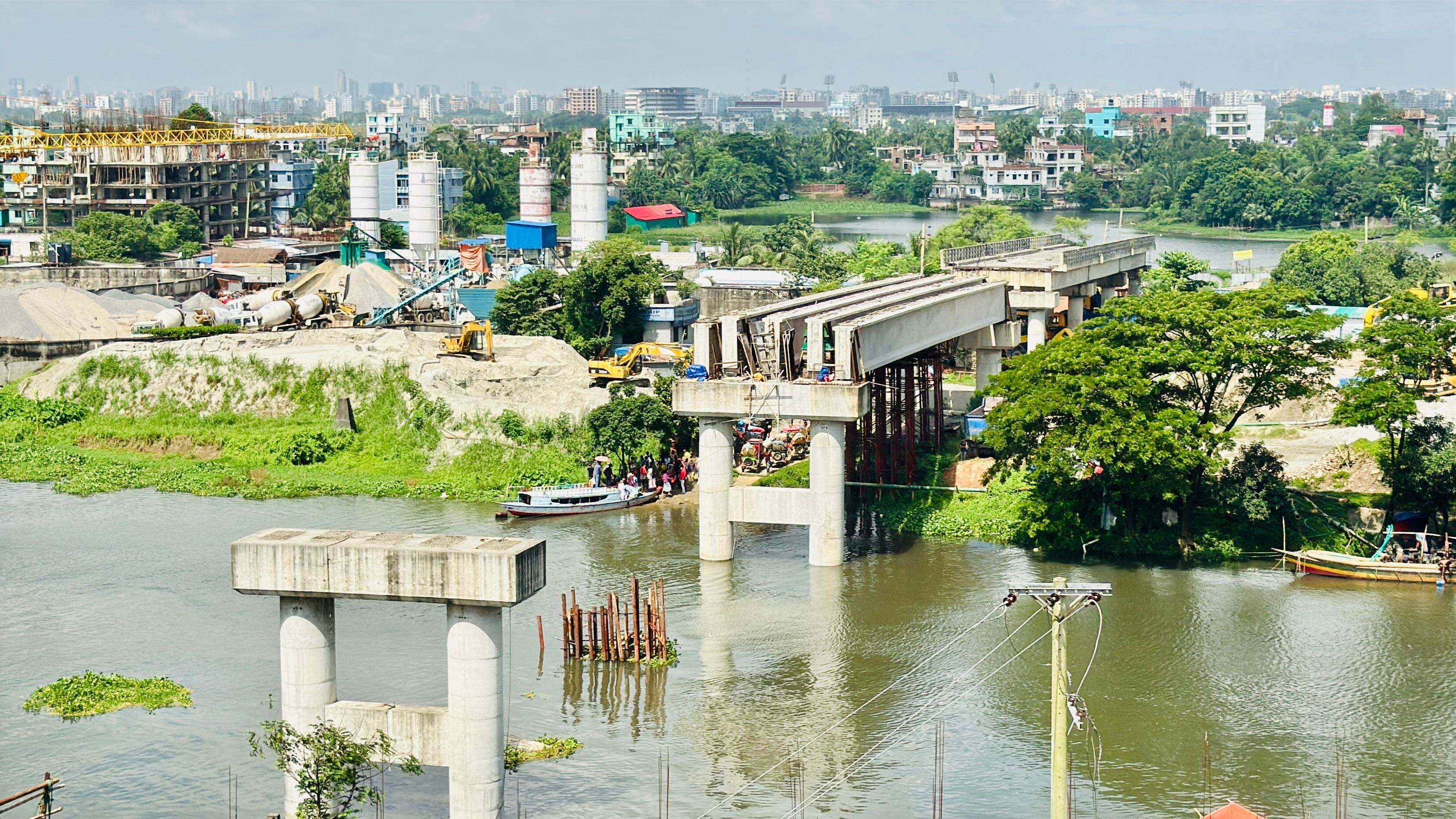 বালু নদীর চার সেতুতে  দুর্ভোগে লাখো মানুষ