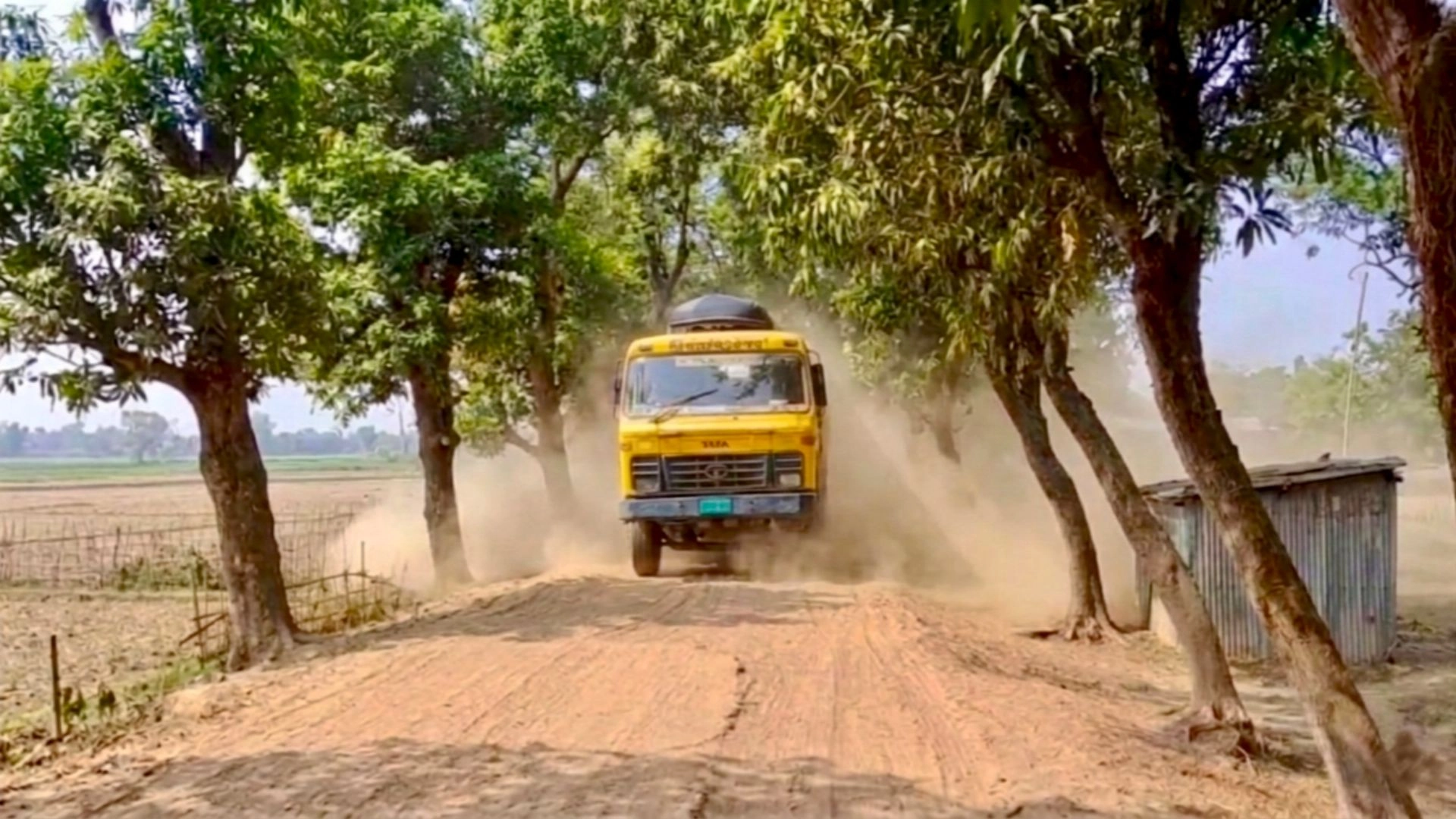 ধুলায় ধূসর জনজীবন