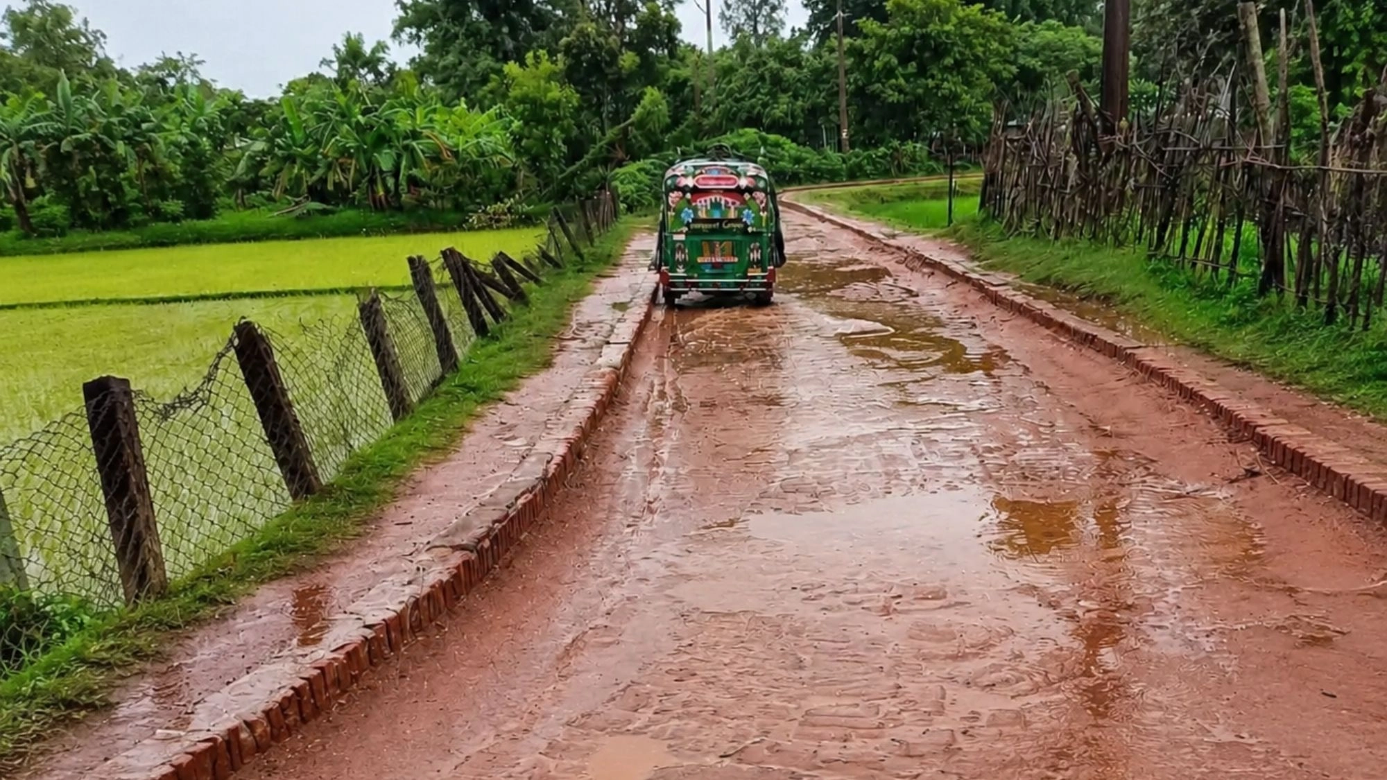 ভাঙা পথে নরকযন্ত্রণা
