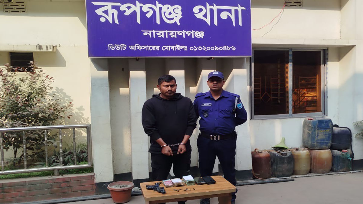 গ্রেপ্তার অস্ত্রধারী সন্ত্রাসী মো. শফিকুল ইসলাম হেলাল। ছবি : রূপালী বাংলাদেশ