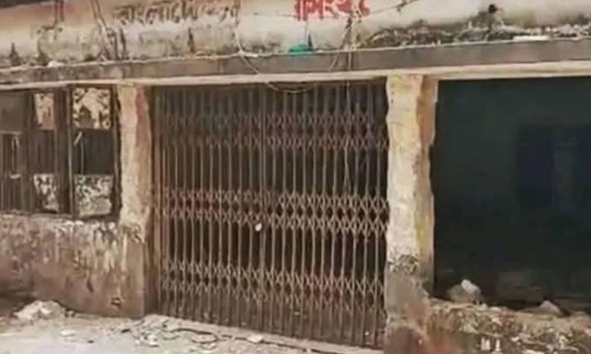 ময়মনসিংহ জেলা আ.লীগের কার্যালয় ভাঙচুর। ছবি : রূপালী বাংলাদেশ