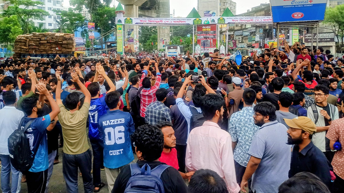 প্রকৌশল শিক্ষার্থীদের ওপর পুলিশের হামলার প্রতিবাদে চট্টগ্রামে সড়ক অবরোধ। ছবি- রূপালী বাংলাদেশ