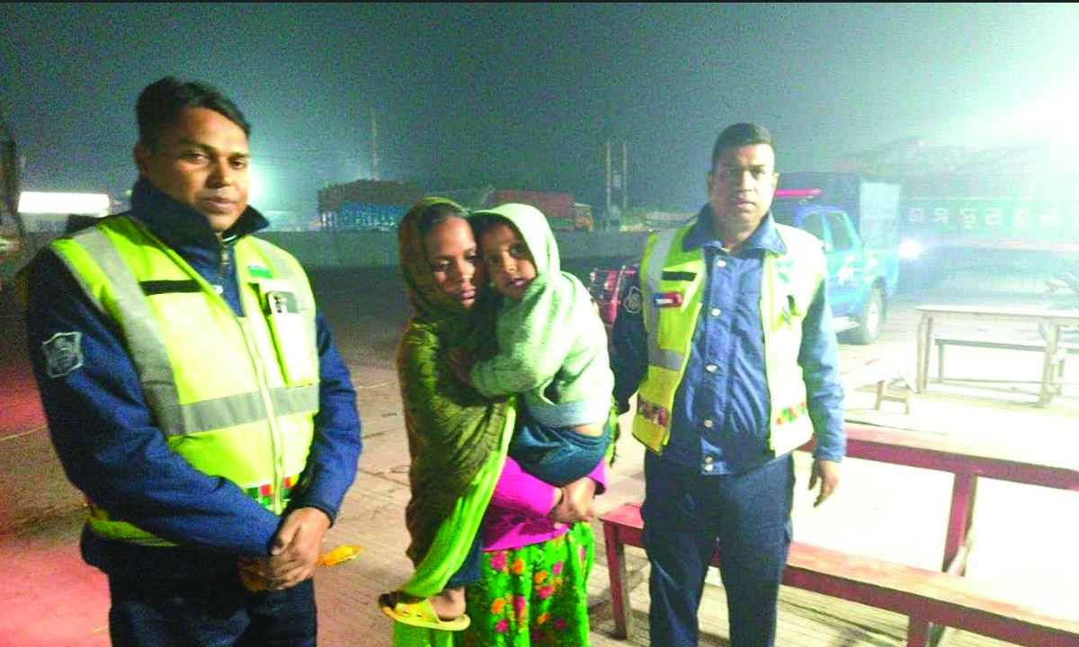 নারী ও শিশুকে উদ্ধার করে শেরপুর হাইওয়ে পুলিশ। ছবি : রূপালী বাংলাদেশ