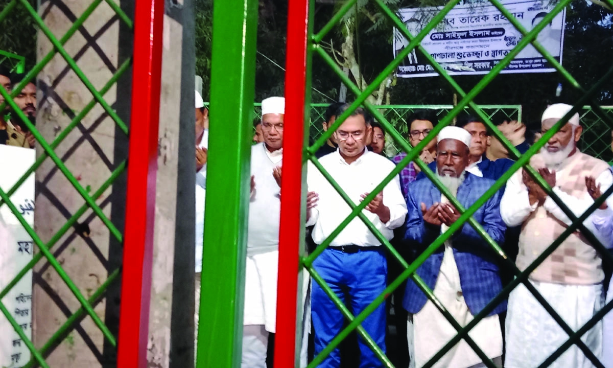শহীদ আবু সাঈদের কবর জিয়ারত করলেন তারেক রহমান।ছবি : রূপালী বাংলাদেশ